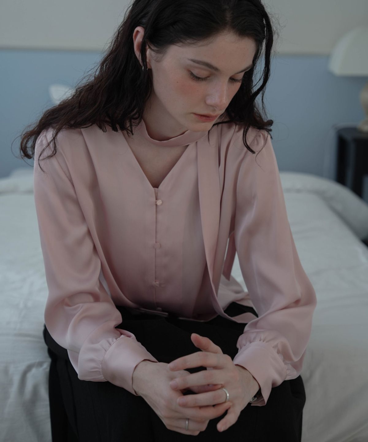 드헤베(DEHEVE) Camila Tie Silky Blouse [Pink]