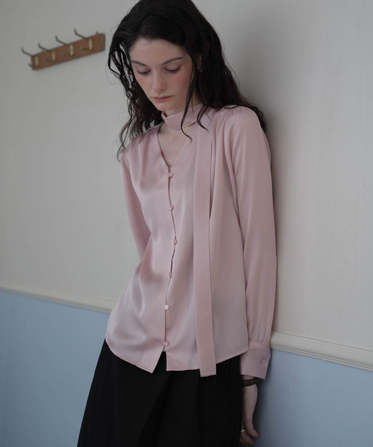 드헤베(DEHEVE) Camila Tie Silky Blouse [Pink]