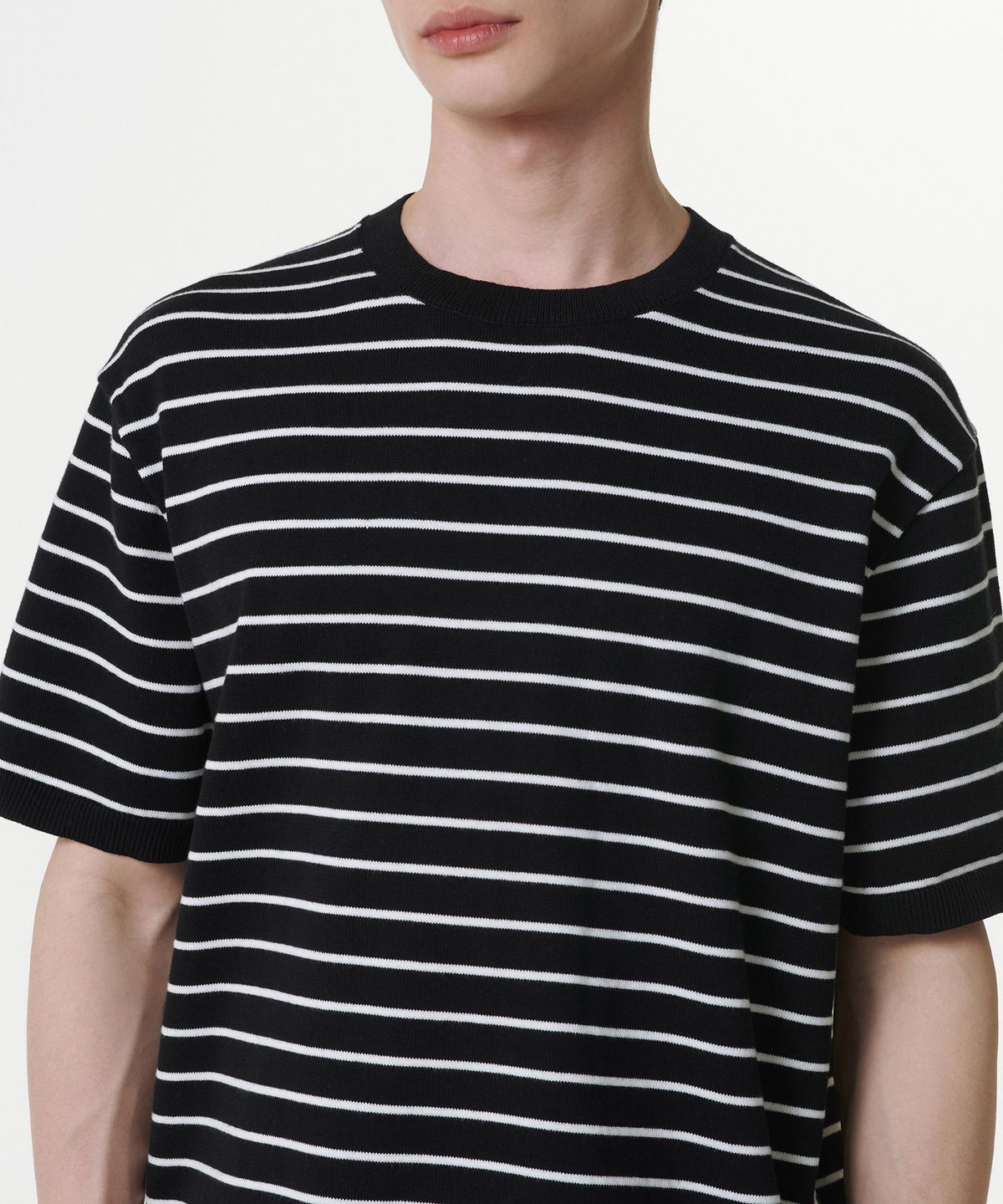 무신사 스탠다드(MUSINSA STANDARD) 스트라이프 크루 넥 반소매 니트 [블랙/화이트]