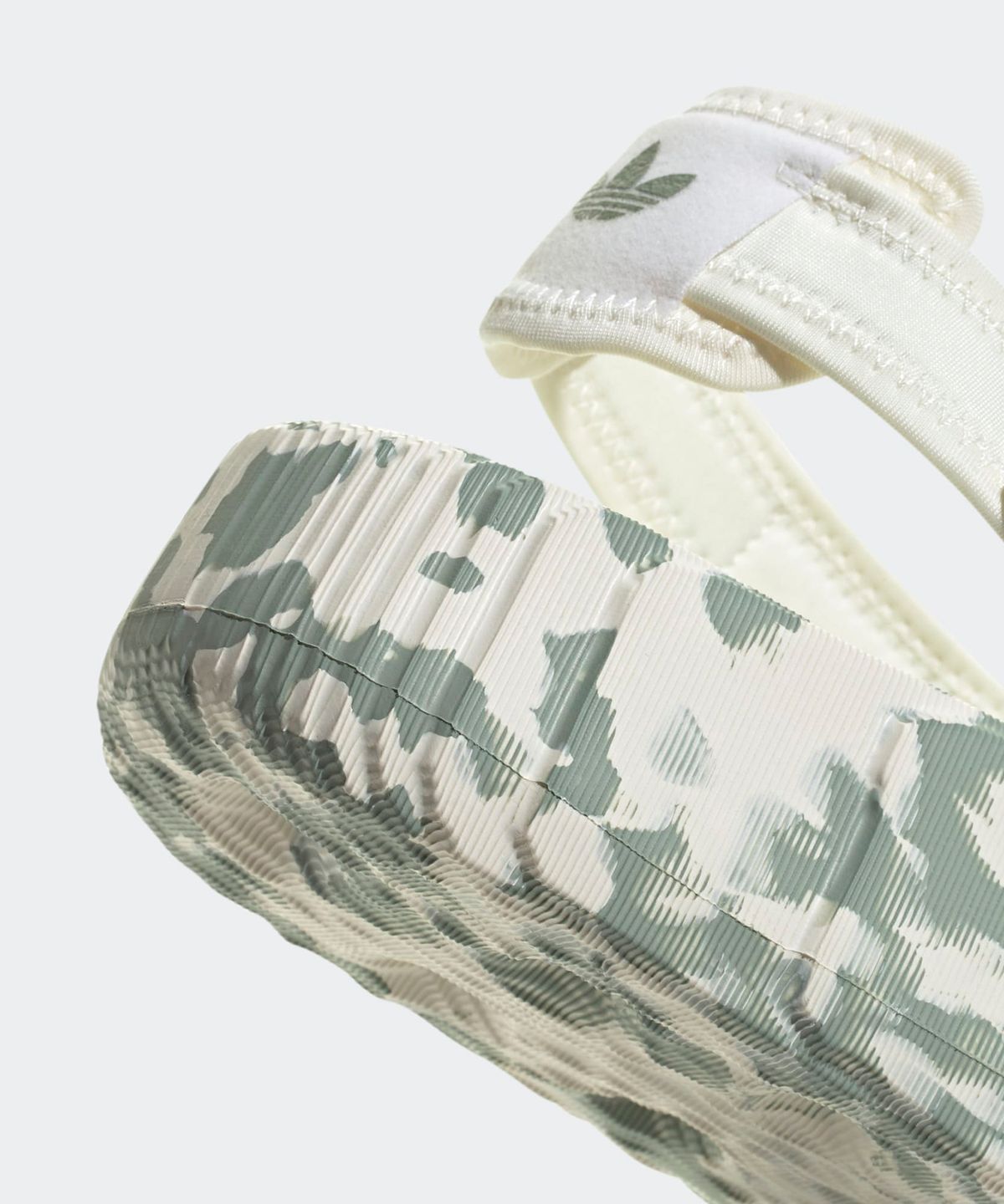 아디다스(ADIDAS) 아딜렛 22 XLG - 화이트:그린 / IE5652