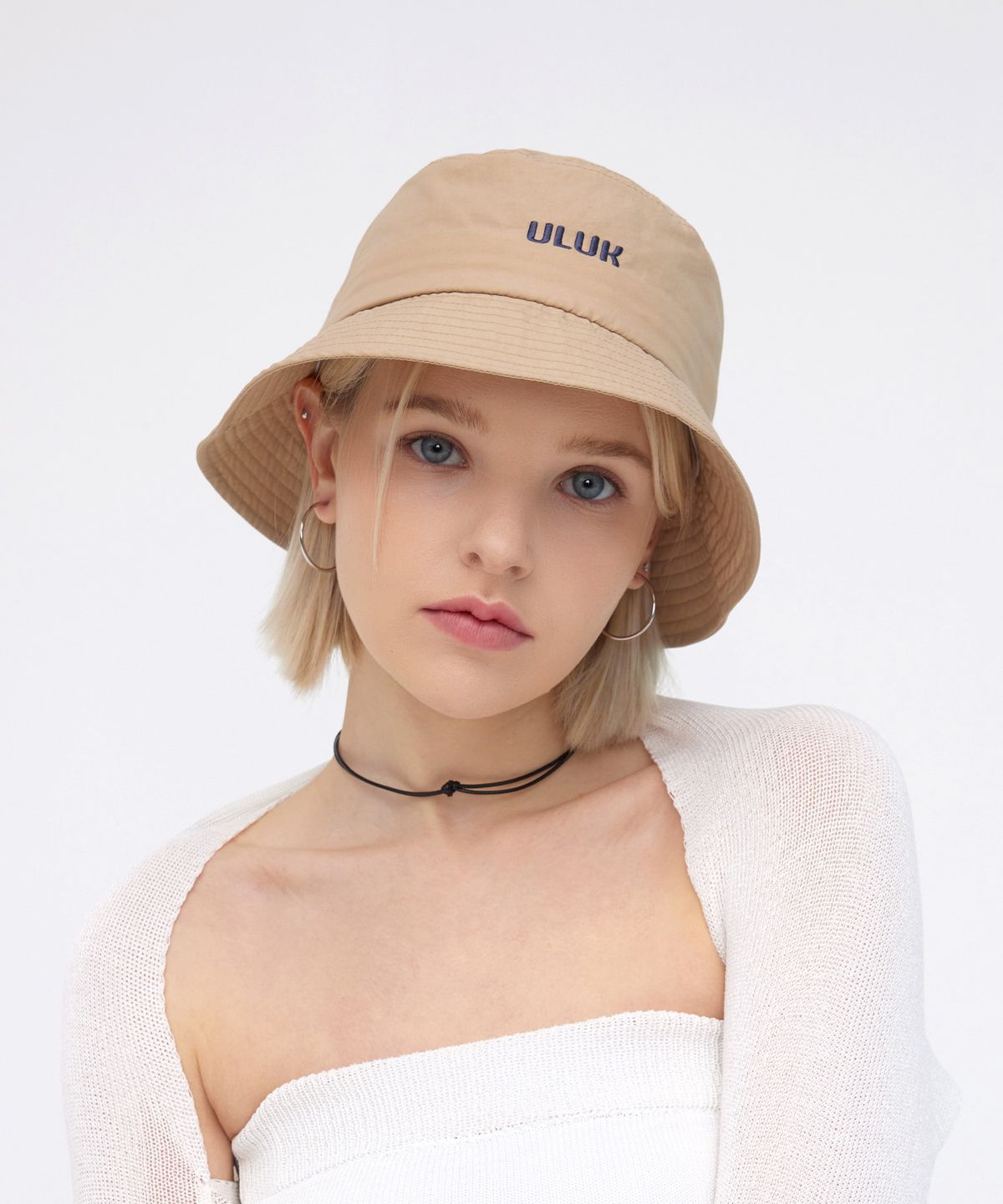 유룩(ULUK) 에션셜 자수 폴리 버킷햇_Beige