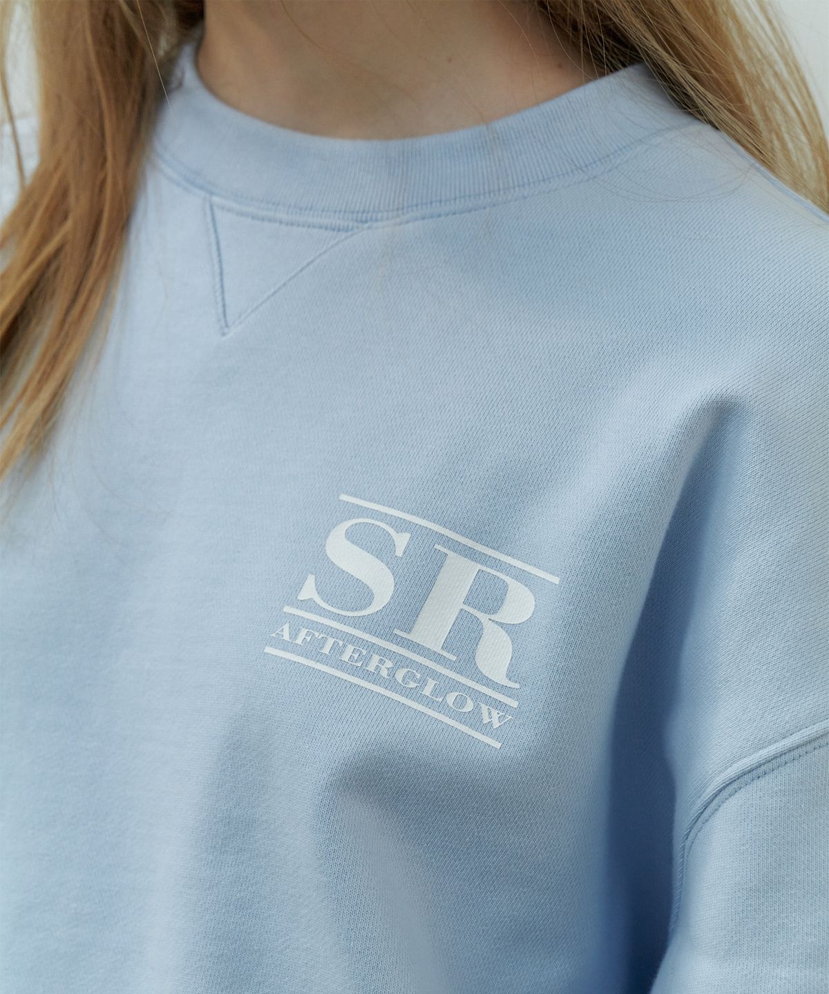 쏘이르(SO IR) SR SMALL LOGO SWEATSHIRT - SKYBLUE