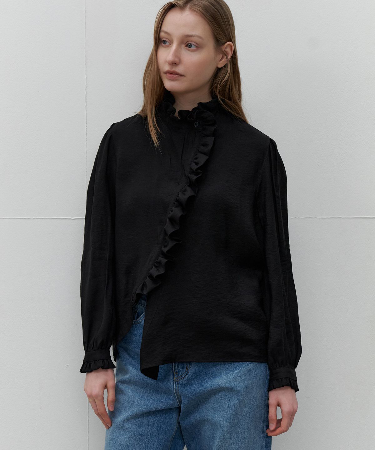 쏘이르(SO IR) RUFFLE COLLAR BLOUSE - BLACK