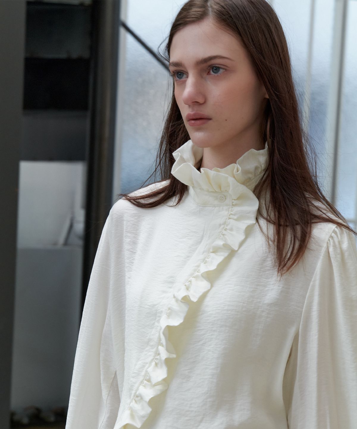 쏘이르(SO IR) RUFFLE COLLAR BLOUSE - IVORY