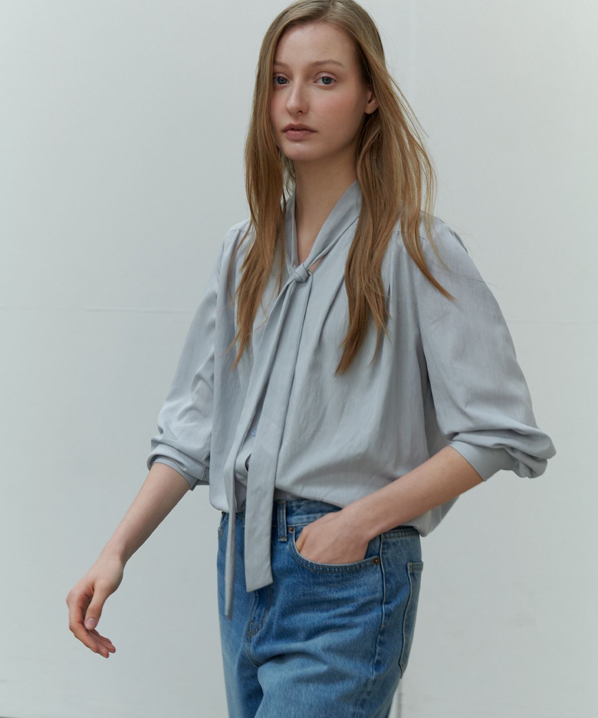 쏘이르(SO IR) TIE SHIRRING POINTED BLOUSE - BLUE