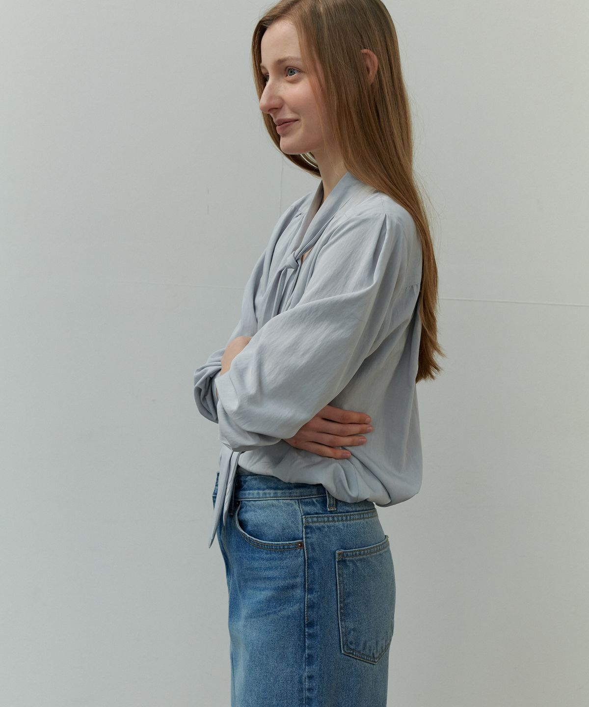 쏘이르(SO IR) TIE SHIRRING POINTED BLOUSE - BLUE