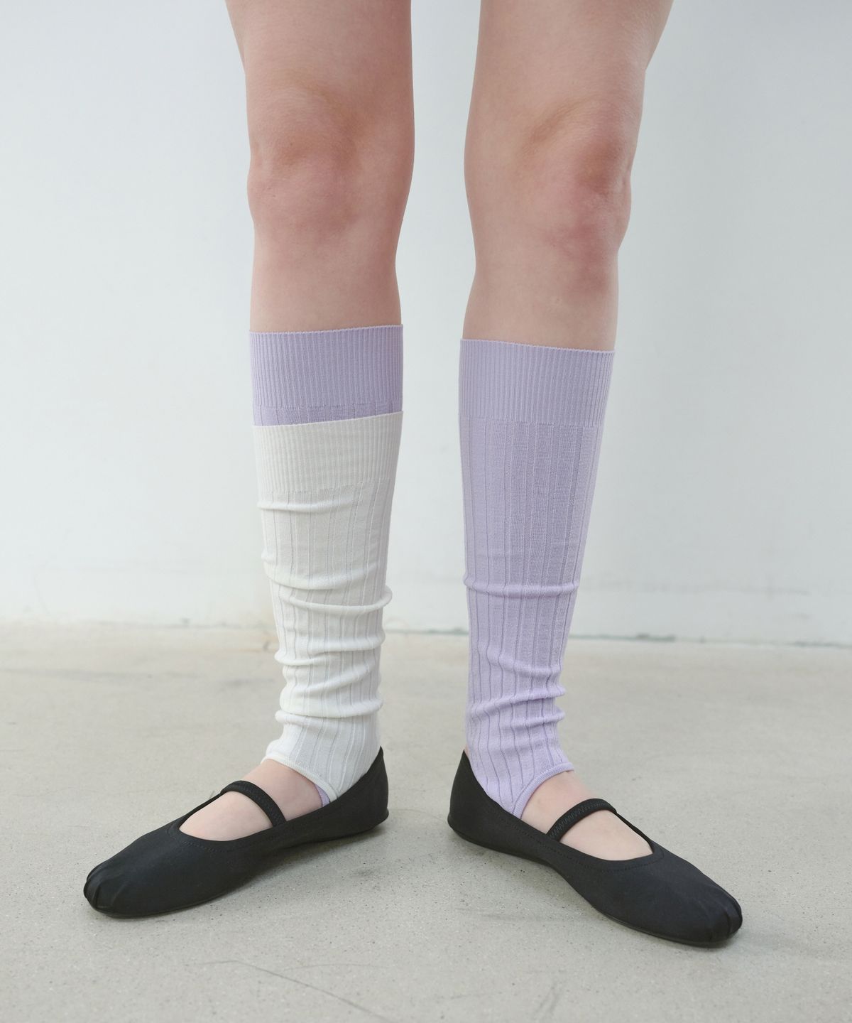 아옵트(AOPT) EMBROIDERY STIRRUP LEG WARMER - LAVENDER