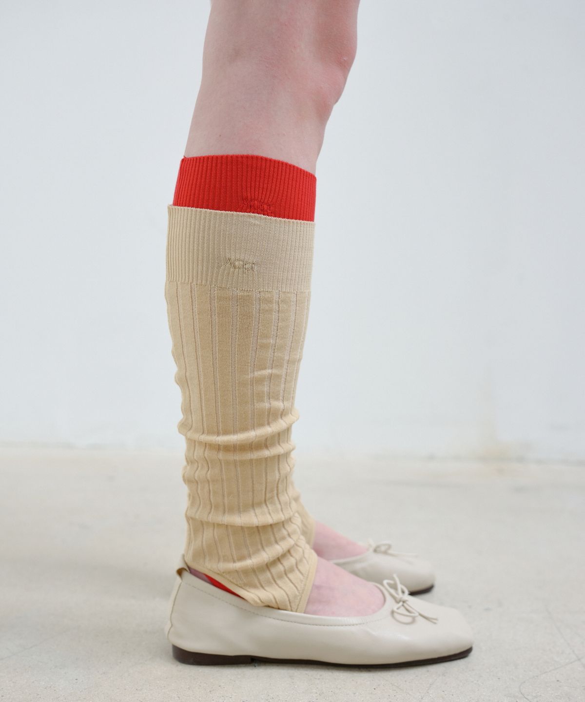 아옵트(AOPT) EMBROIDERY STIRRUP LEG WARMER - BEIGE