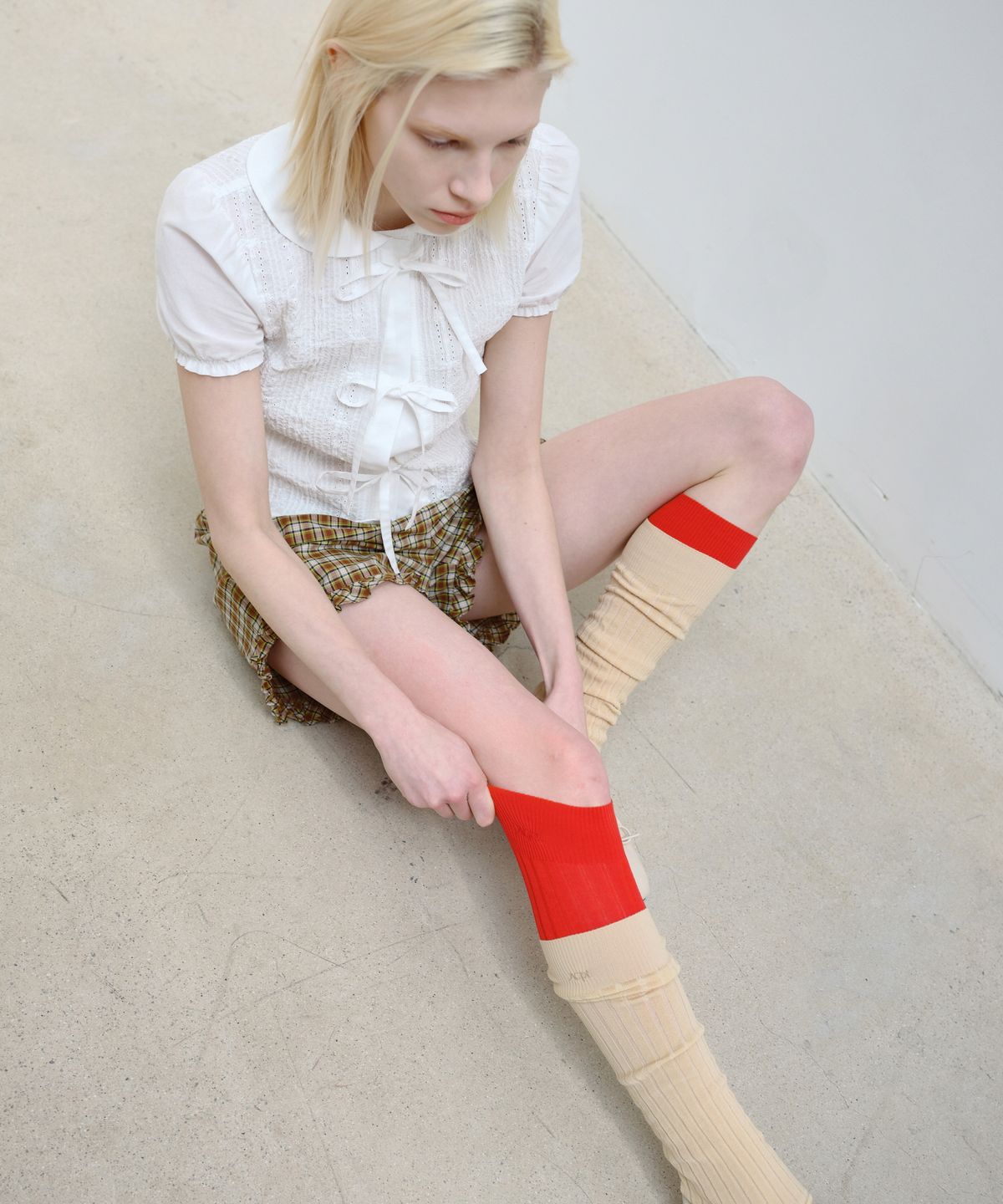 아옵트(AOPT) EMBROIDERY STIRRUP LEG WARMER - BEIGE