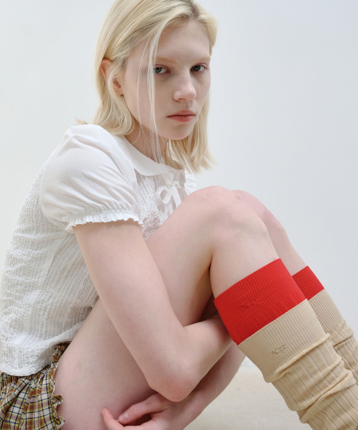 아옵트(AOPT) EMBROIDERY STIRRUP LEG WARMER - BEIGE