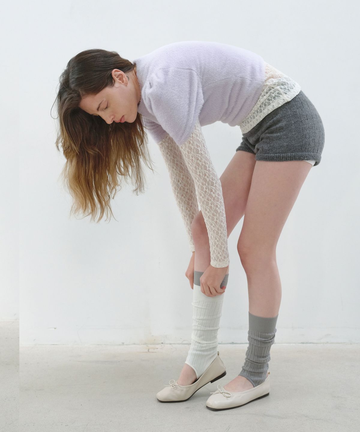 아옵트(AOPT) EMBROIDERY STIRRUP LEG WARMER - GRAY