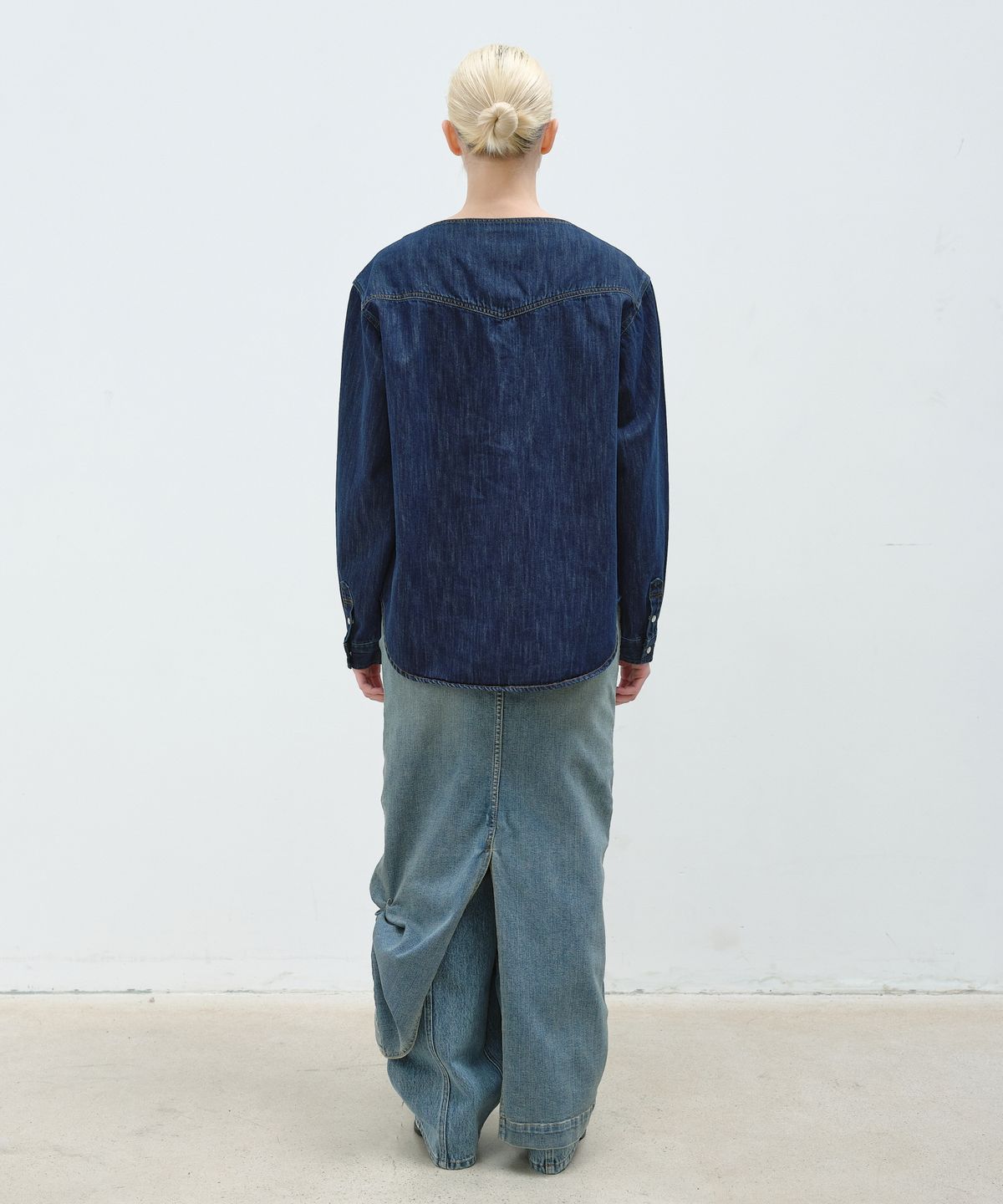 아옵트(AOPT) V-NECK OVERSIZED DENIM SHIRTS - DEEP BLUE