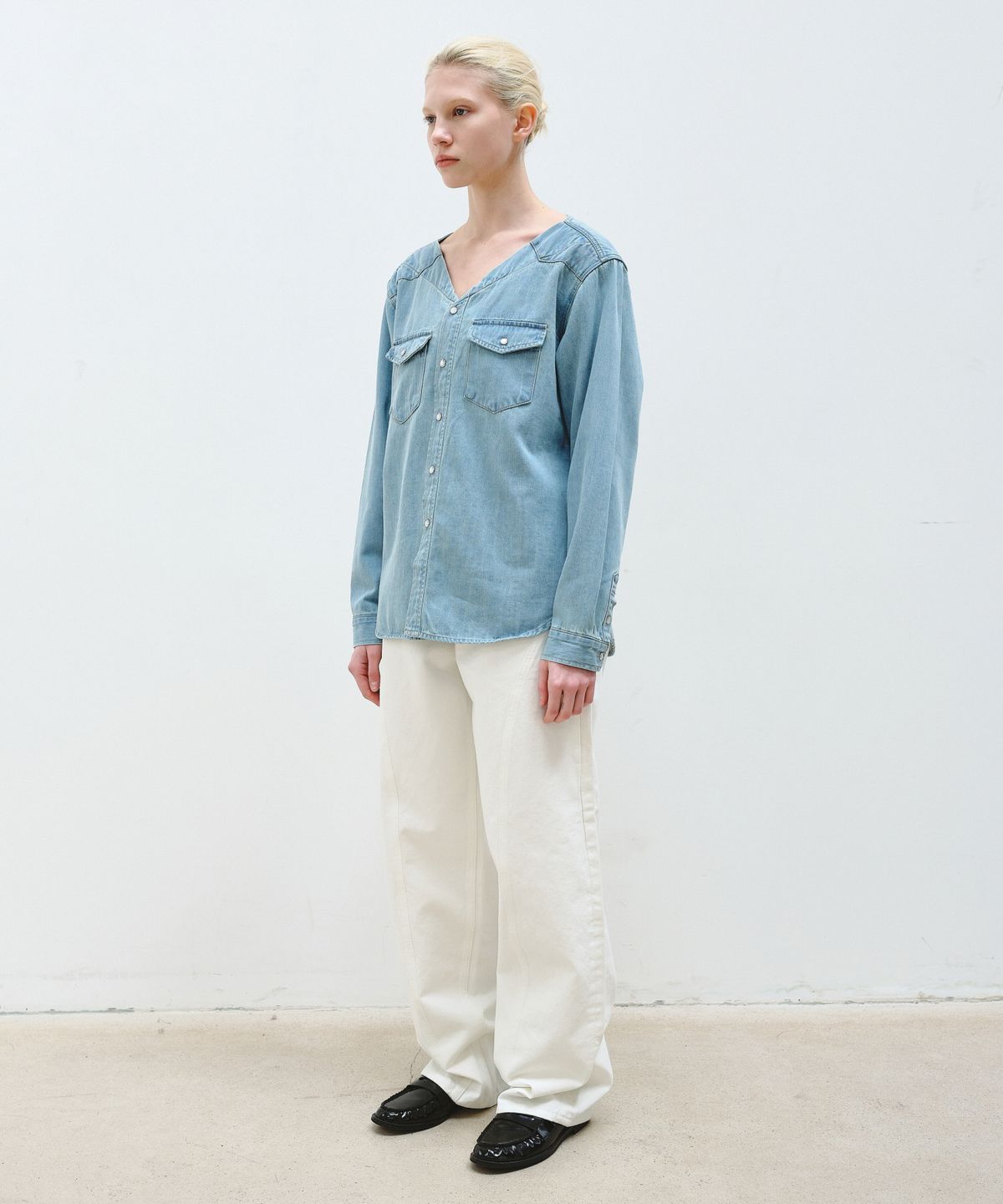 아옵트(AOPT) V-NECK OVERSIZED DENIM SHIRTS - LIGHT BLUE