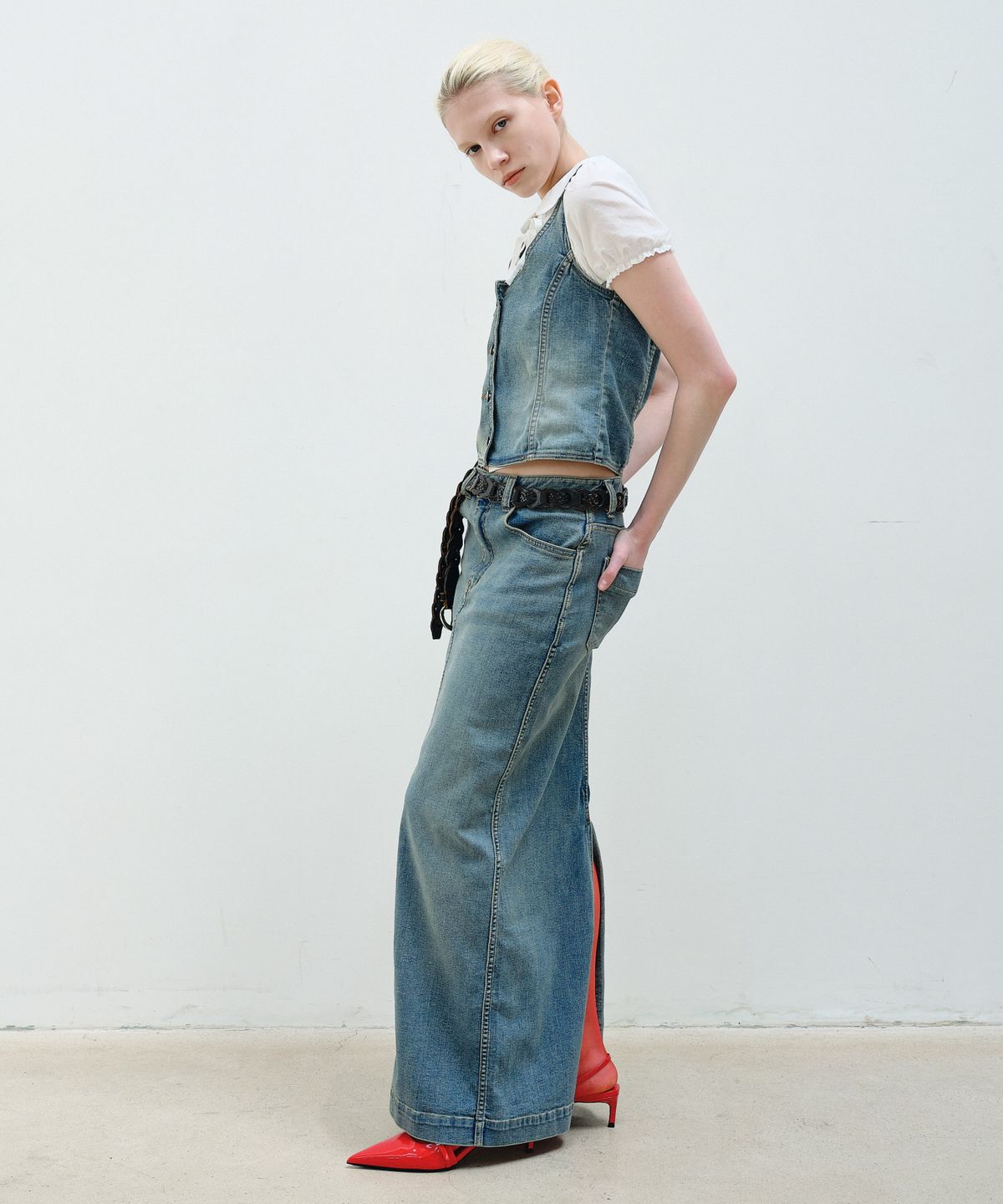 아옵트(AOPT) HALTER NECK DENIM VEST - BLUE