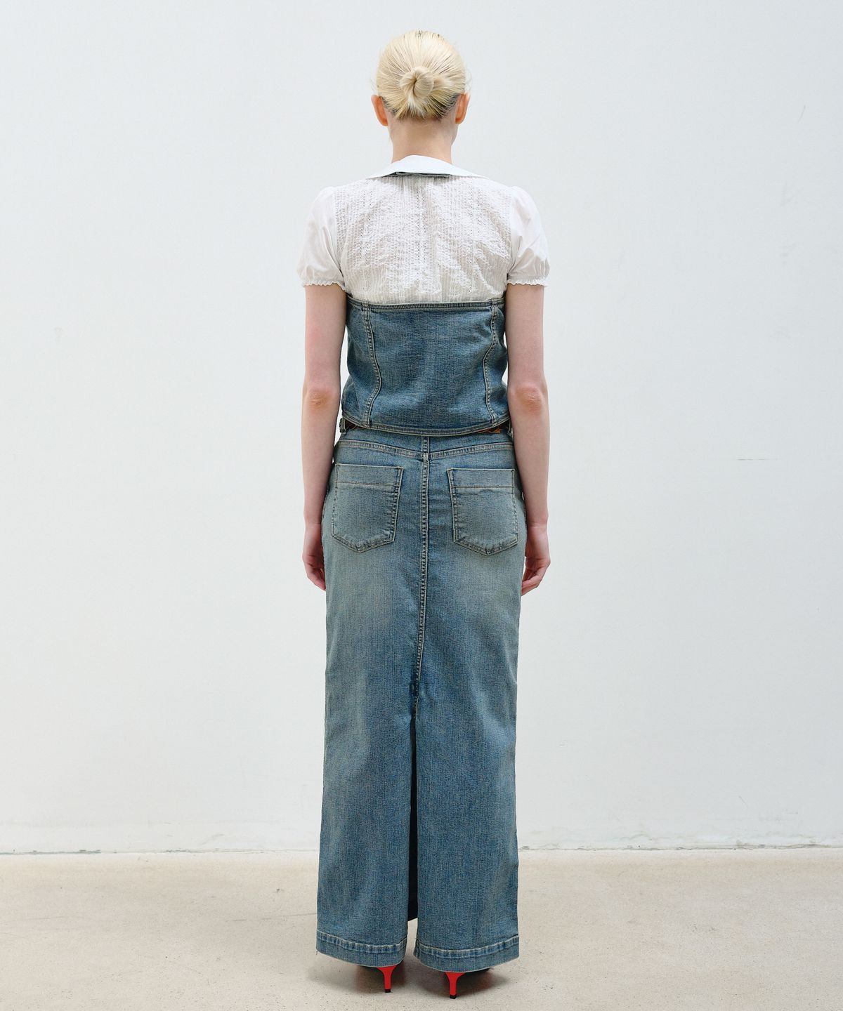 아옵트(AOPT) HALTER NECK DENIM VEST - BLUE