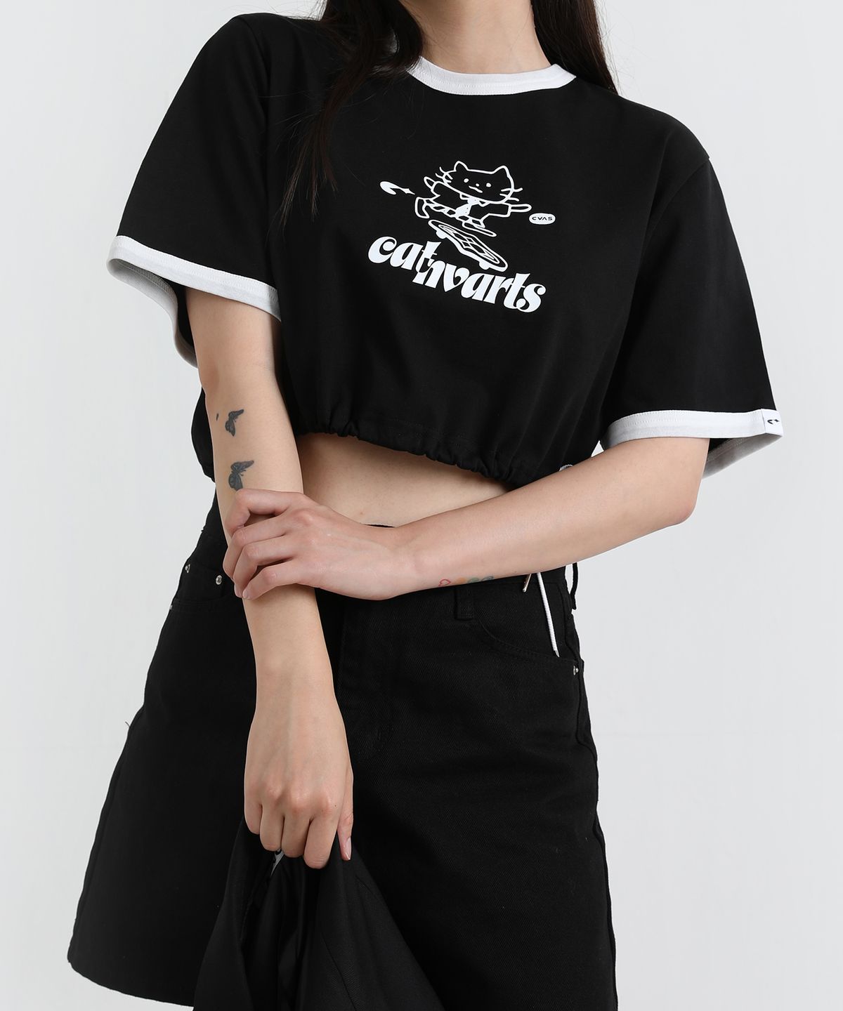 캔바츠(CANVARTS) 캣바츠 크롭 반팔 티셔츠 (블랙)