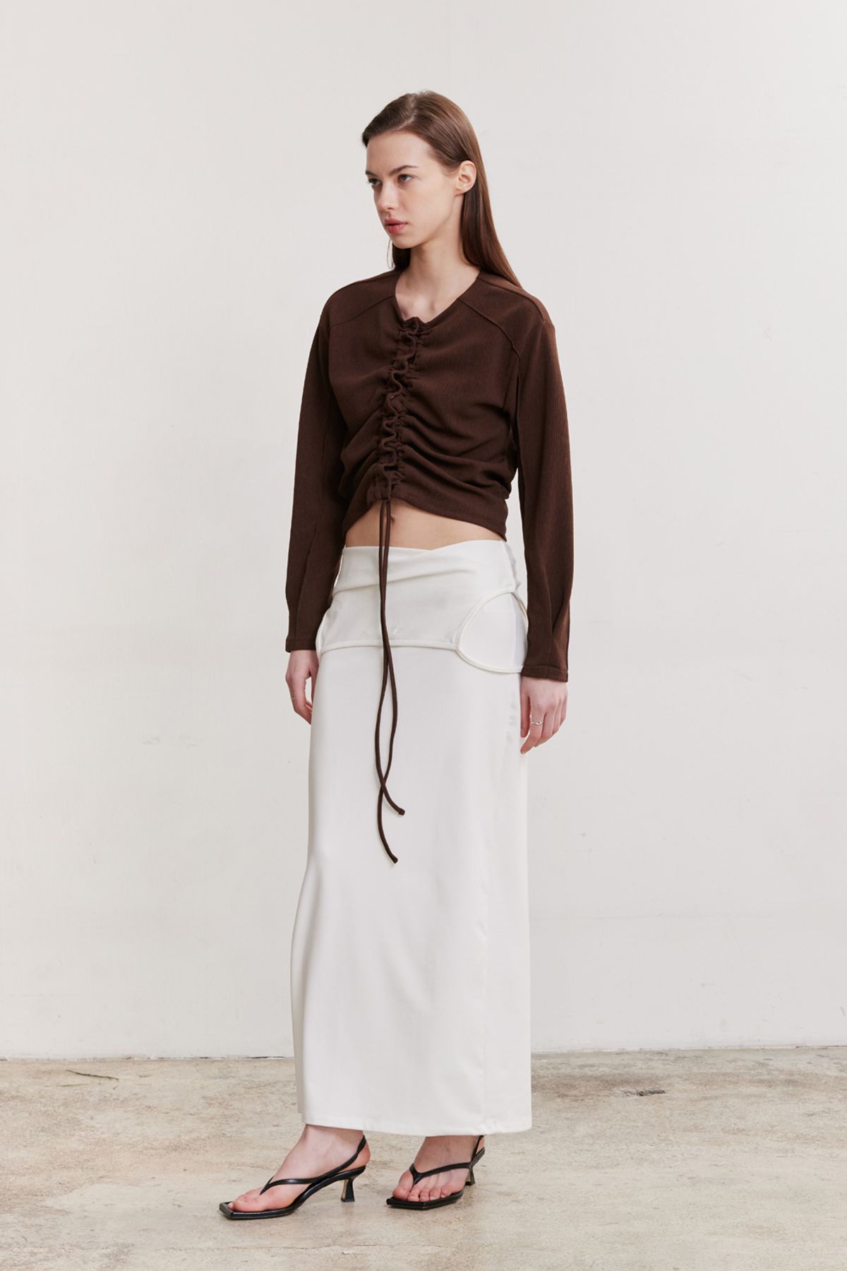 애프터아워즈(AFTERHOURS) SHIRRING BUTTON CARDIGAN (BROWN)