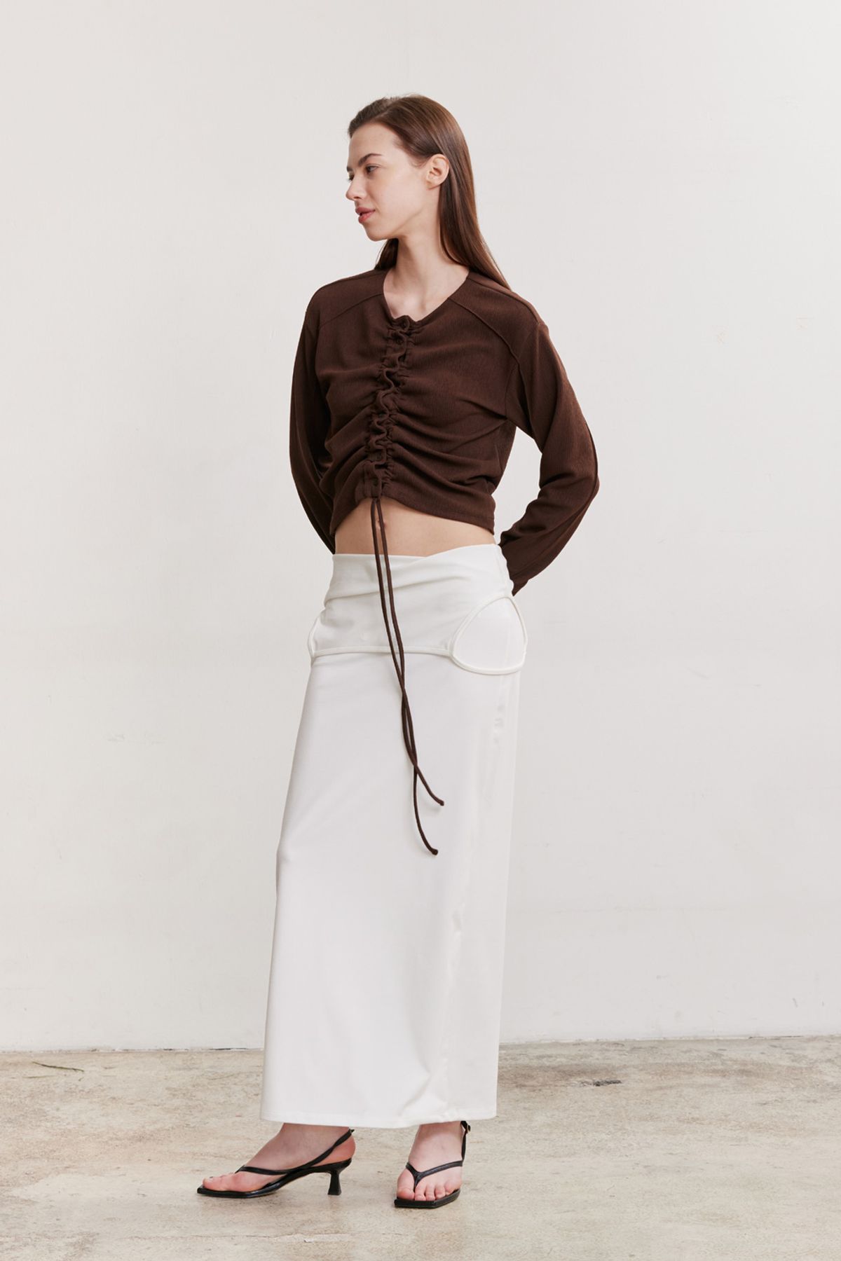 애프터아워즈(AFTERHOURS) SHIRRING BUTTON CARDIGAN (BROWN)