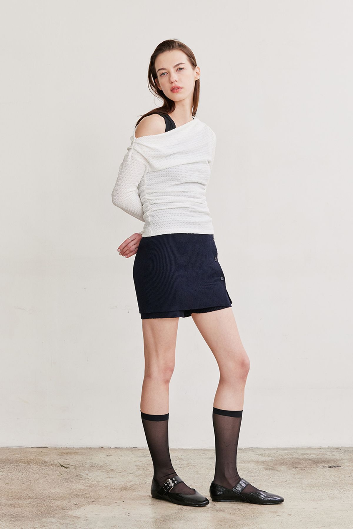 애프터아워즈(AFTERHOURS) OFF-SHOULDER SHIRRING TOP (IVORY)