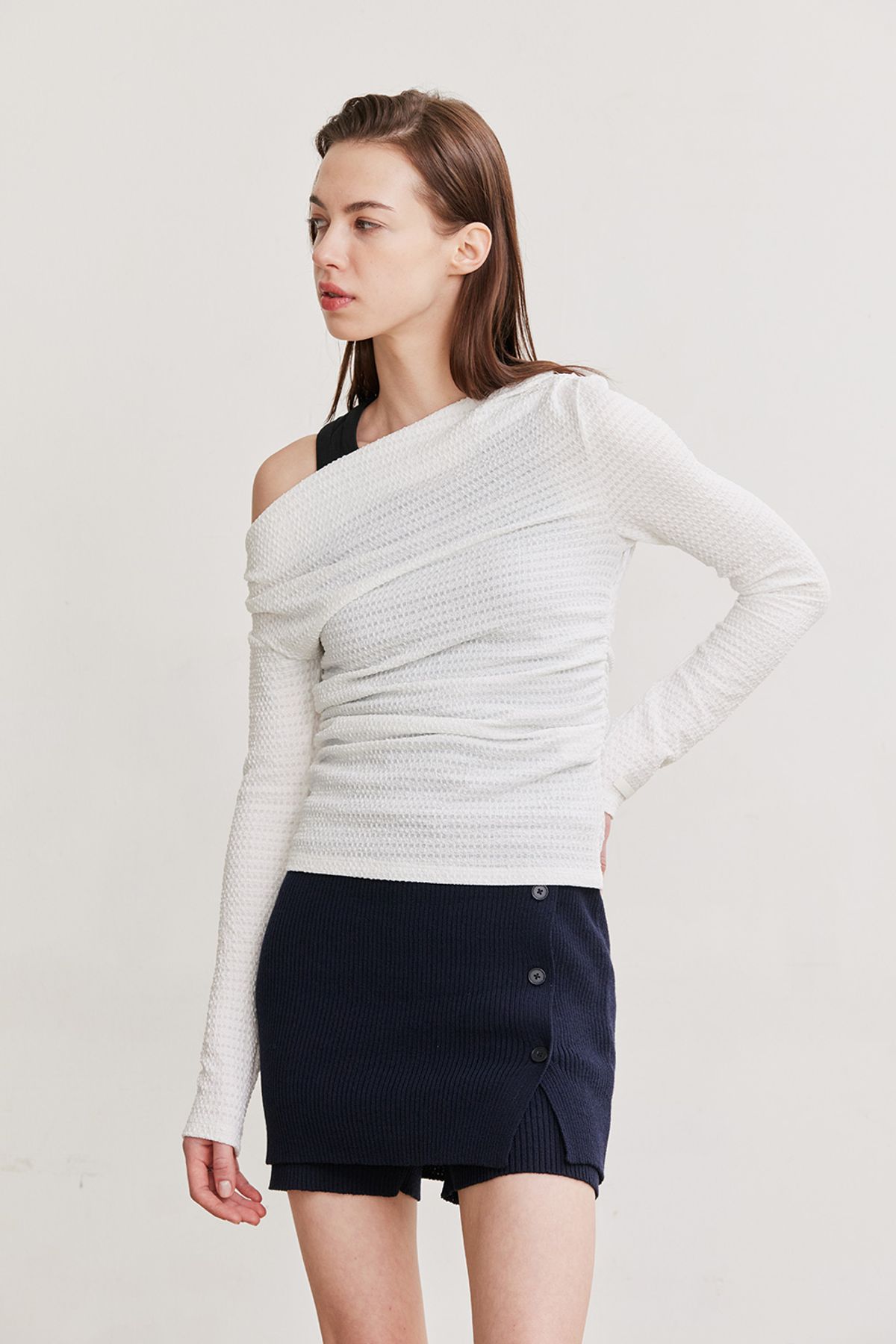 애프터아워즈(AFTERHOURS) OFF-SHOULDER SHIRRING TOP (IVORY)