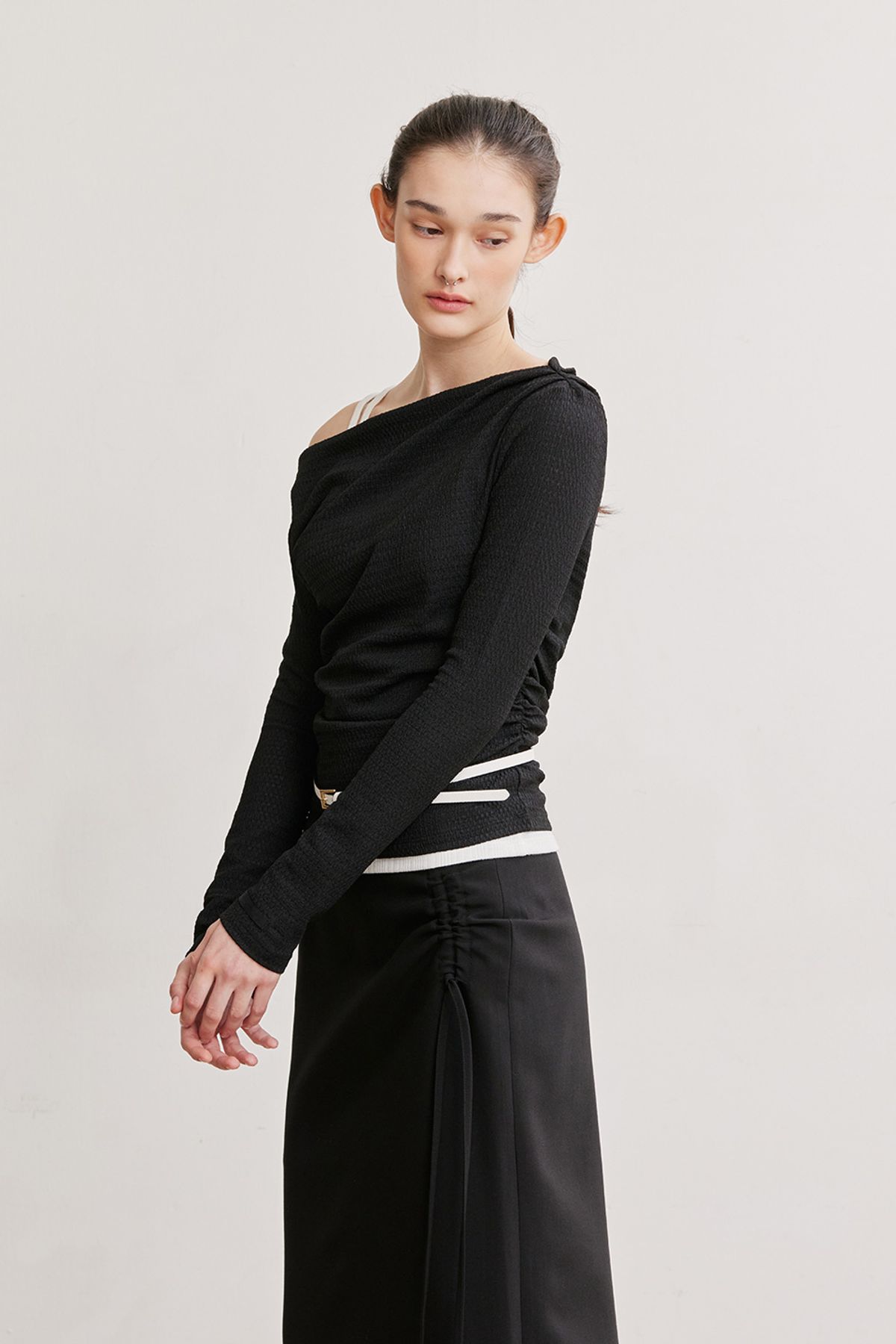 애프터아워즈(AFTERHOURS) OFF-SHOULDER SHIRRING TOP (BLACK)