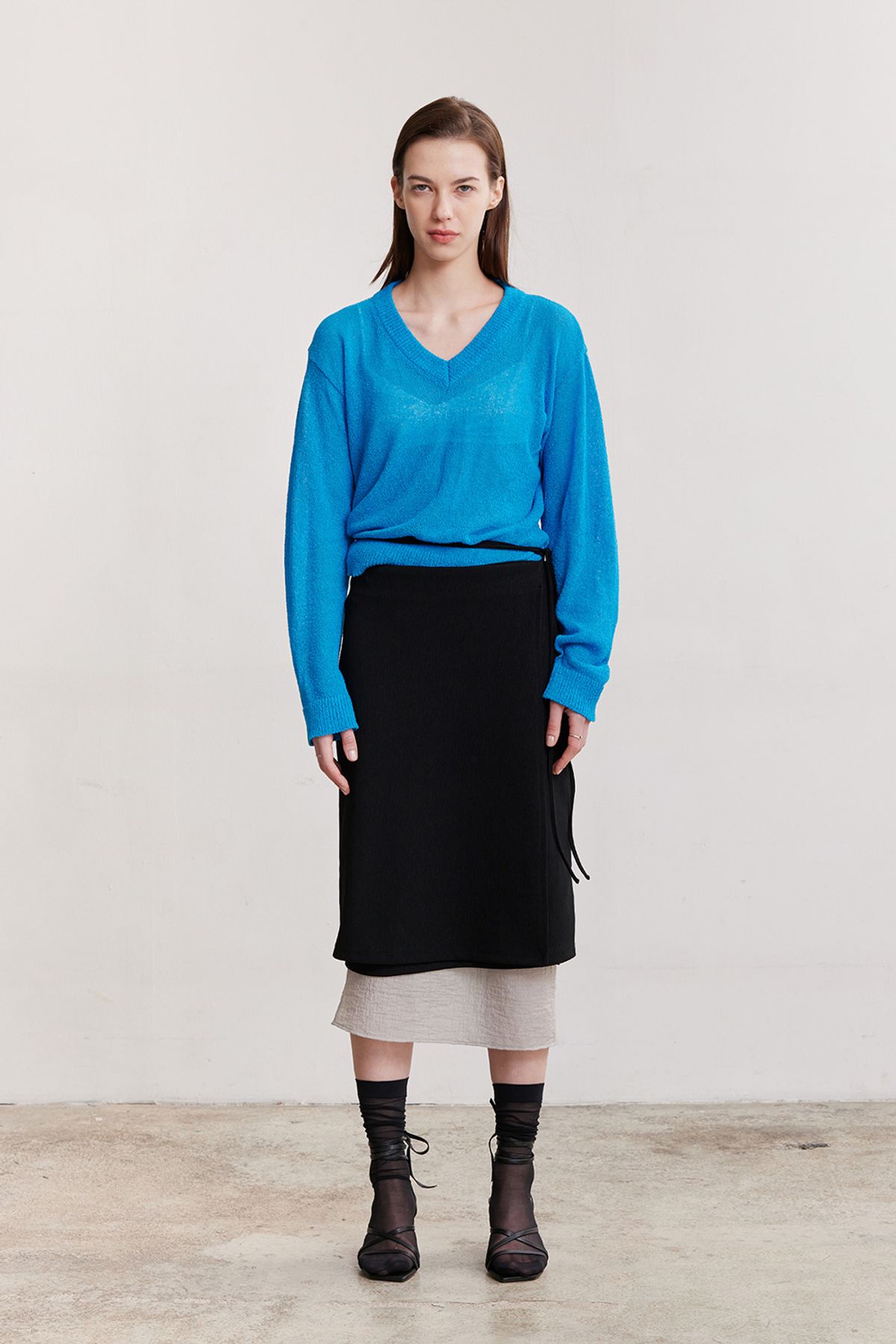 애프터아워즈(AFTERHOURS) SEE-THROUGH V-NECK KNIT TOP (BLUE)