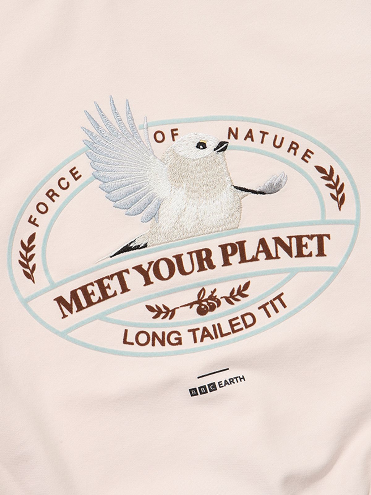 비비씨 어스(BBC EARTH) 애니멀 자수 포인트 맨투맨_Light Pink