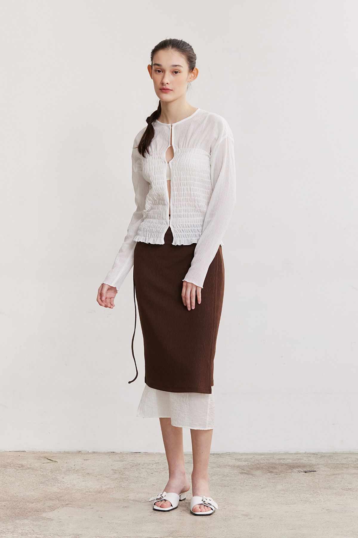 애프터아워즈(AFTERHOURS) SMOCKING HOOK BLOUSE (WHITE)