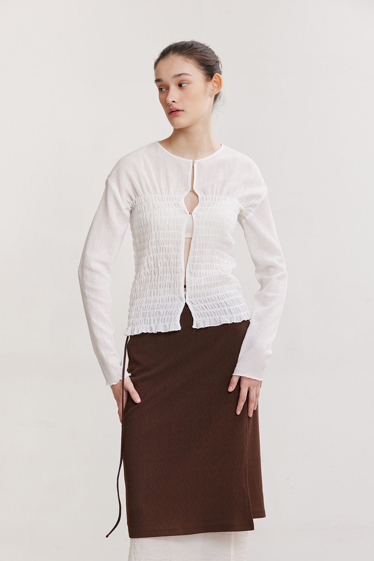 애프터아워즈(AFTERHOURS) SMOCKING HOOK BLOUSE (WHITE)