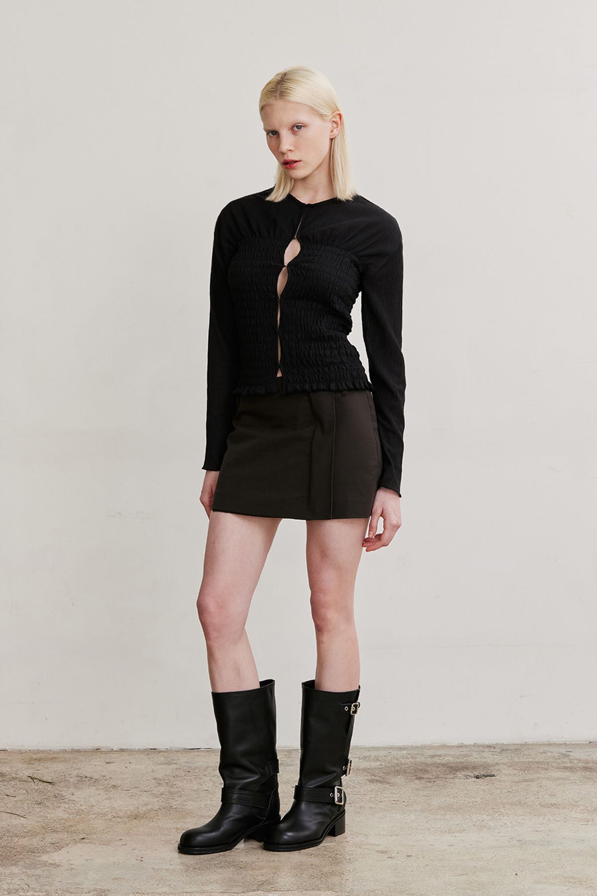 애프터아워즈(AFTERHOURS) SMOCKING HOOK BLOUSE (BLACK)