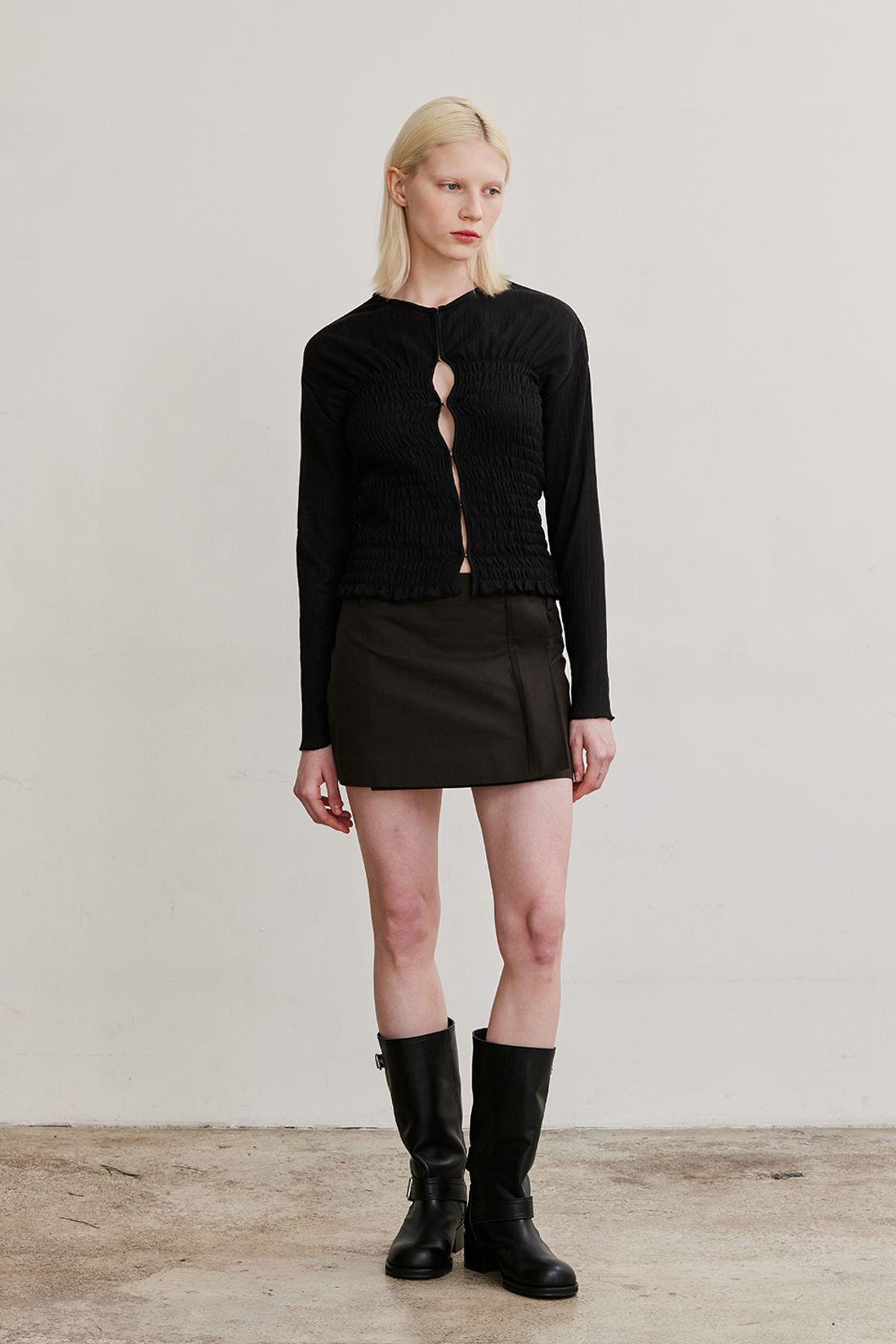 애프터아워즈(AFTERHOURS) SMOCKING HOOK BLOUSE (BLACK)