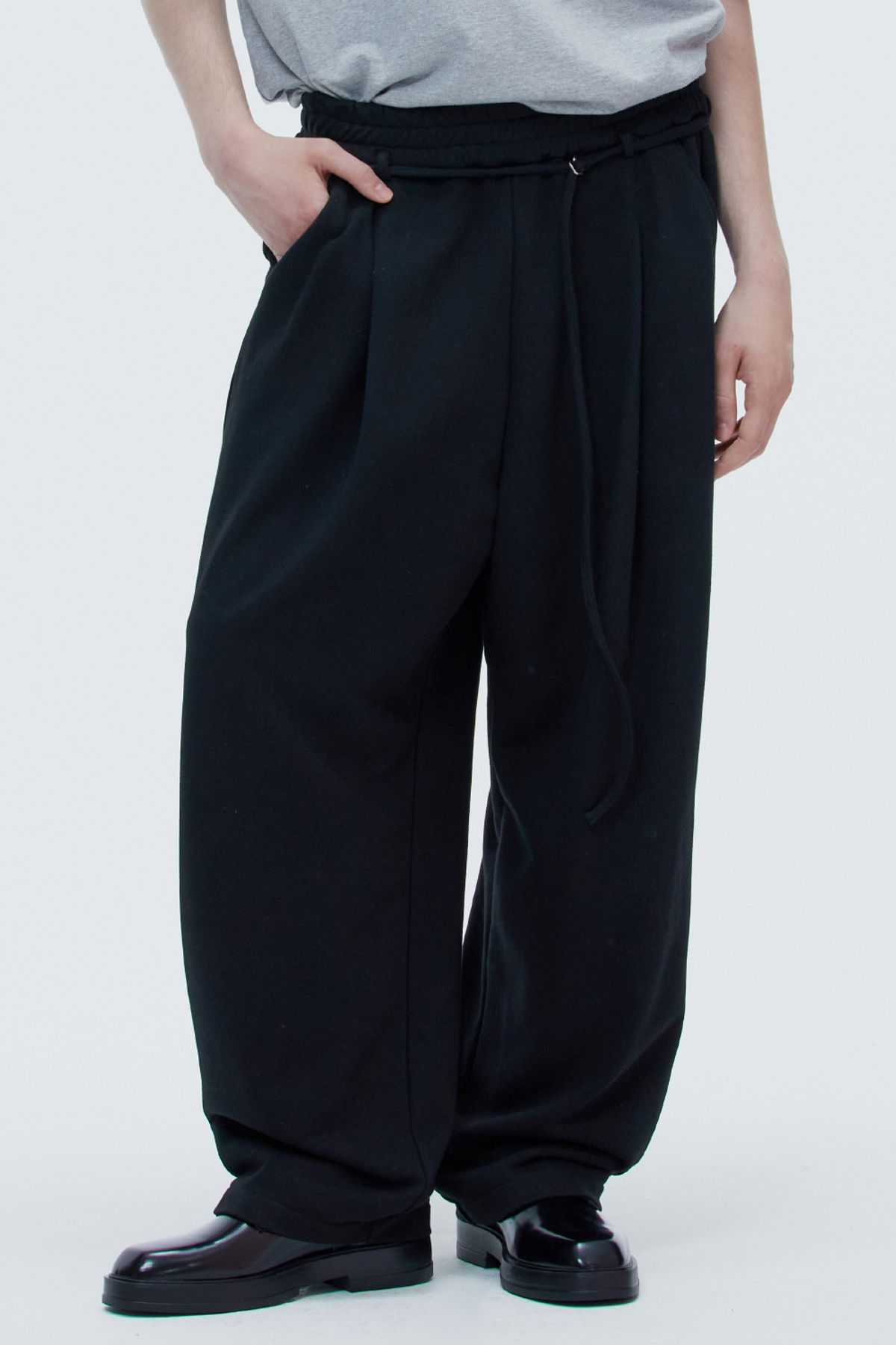 노앙(NOHANT) ONE TUCK JERSEY BELT PANTS BLACK