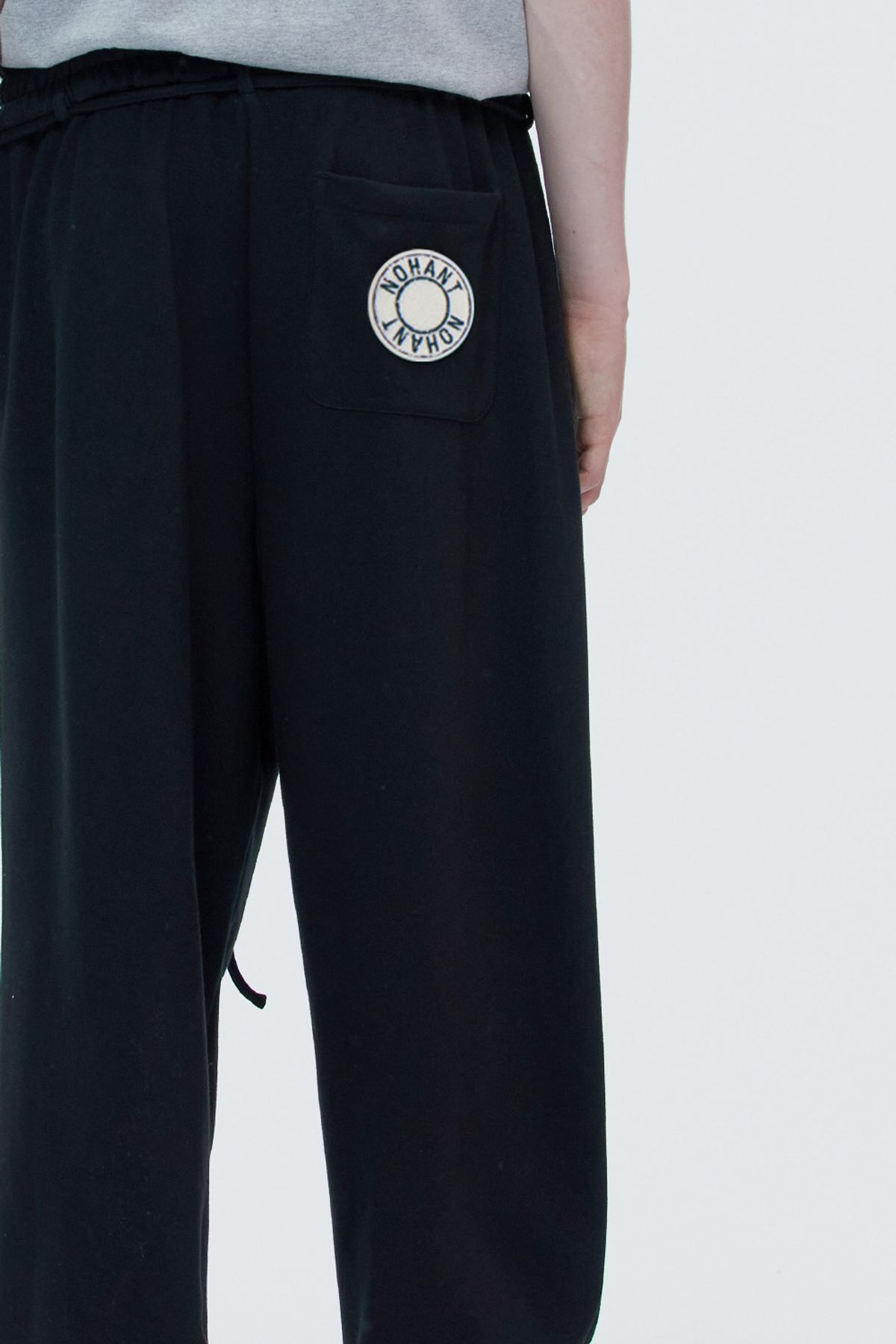 노앙(NOHANT) ONE TUCK JERSEY BELT PANTS BLACK