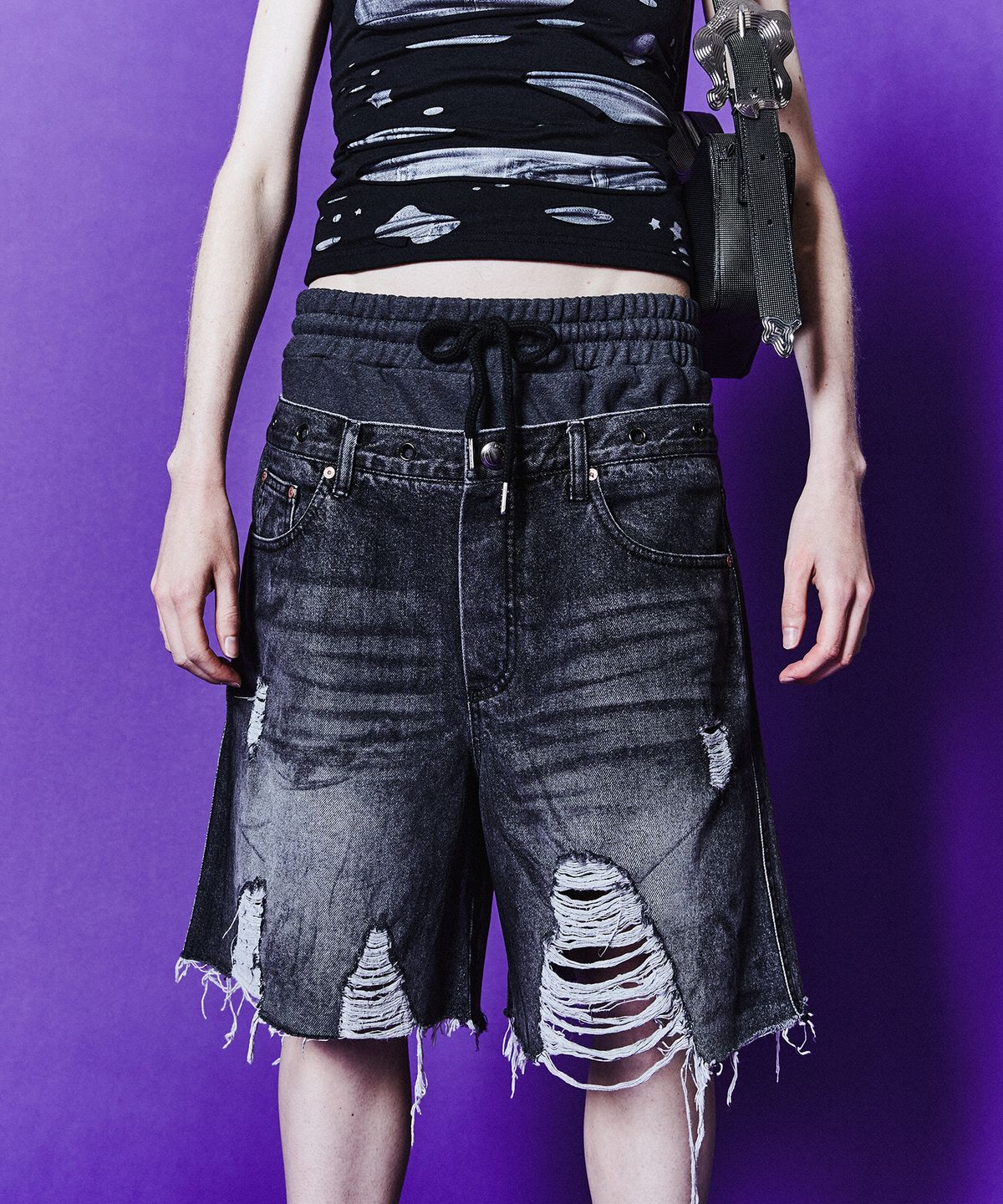 앤더슨벨(ADSB ANDERSSON BELL) 데니 스웻 웨이스트 데미지 쇼츠 apa718w(WASHED BLACK)