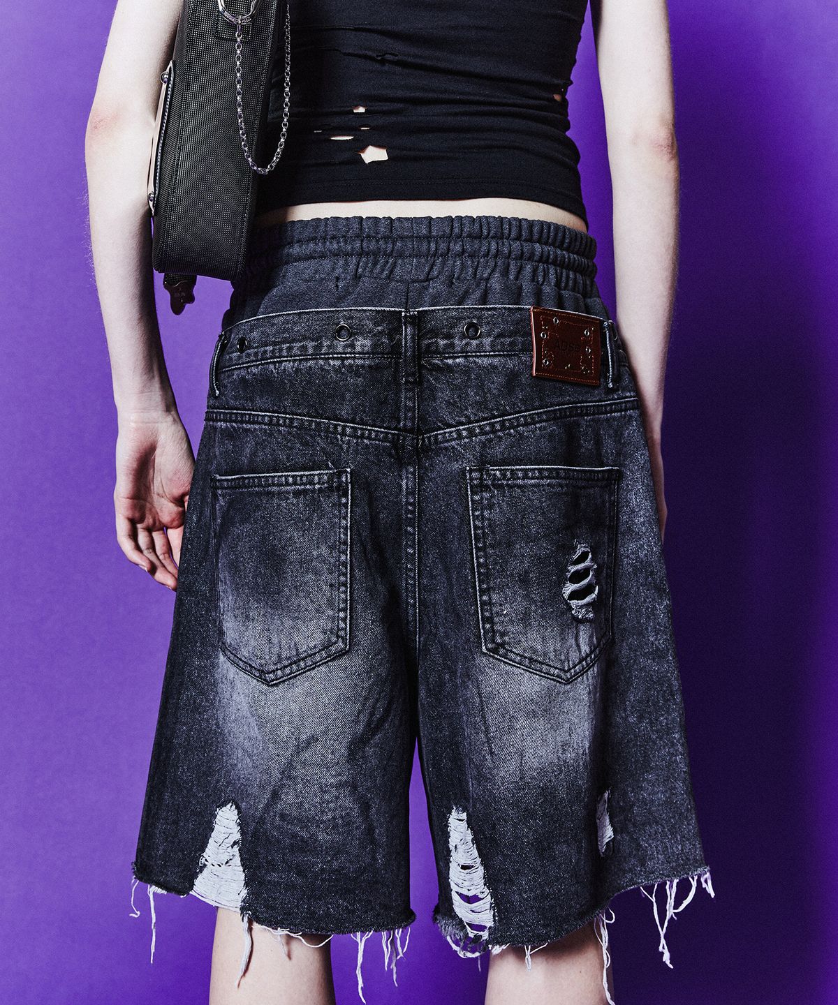 앤더슨벨(ADSB ANDERSSON BELL) 데니 스웻 웨이스트 데미지 쇼츠 apa718w(WASHED BLACK)