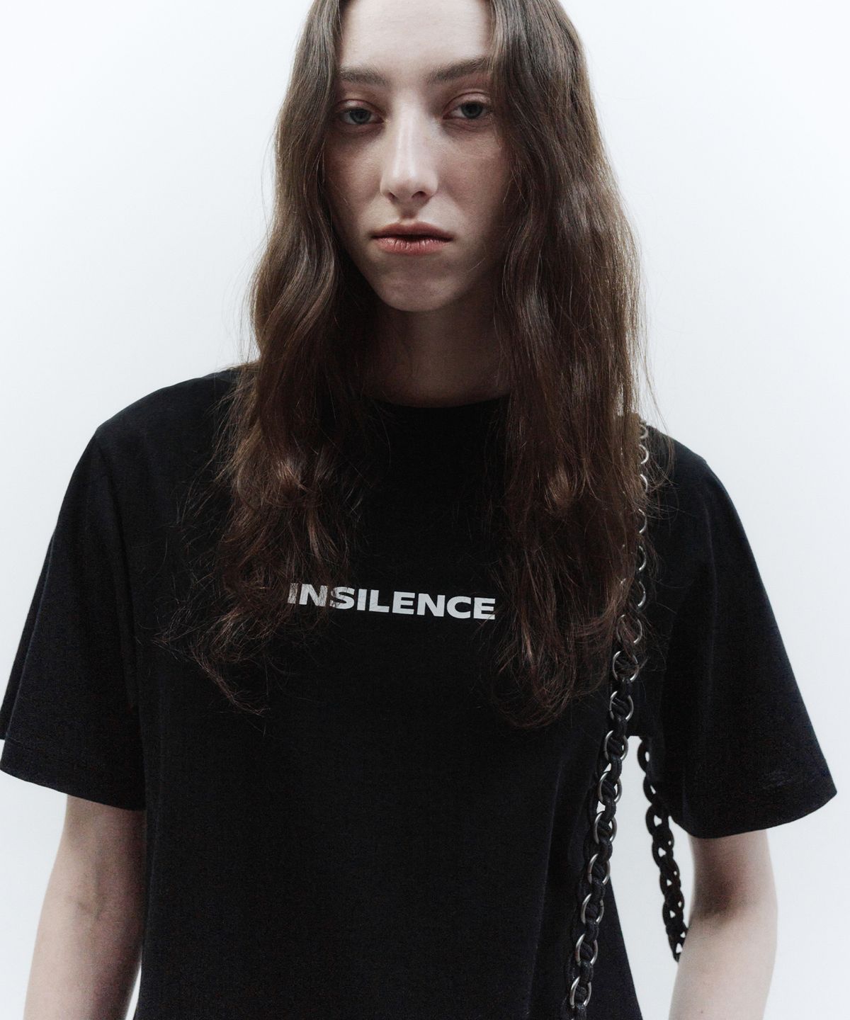 인사일런스 우먼(INSILENCE WOMEN) OG 로고 티셔츠 BLACK