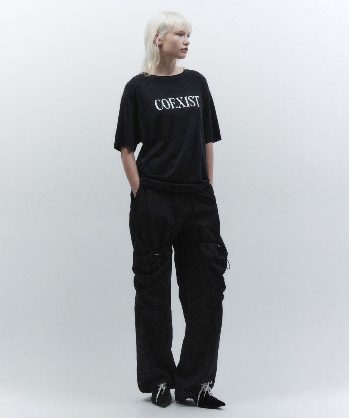 인사일런스 우먼(INSILENCE WOMEN) COEXIST 티셔츠 BLACK