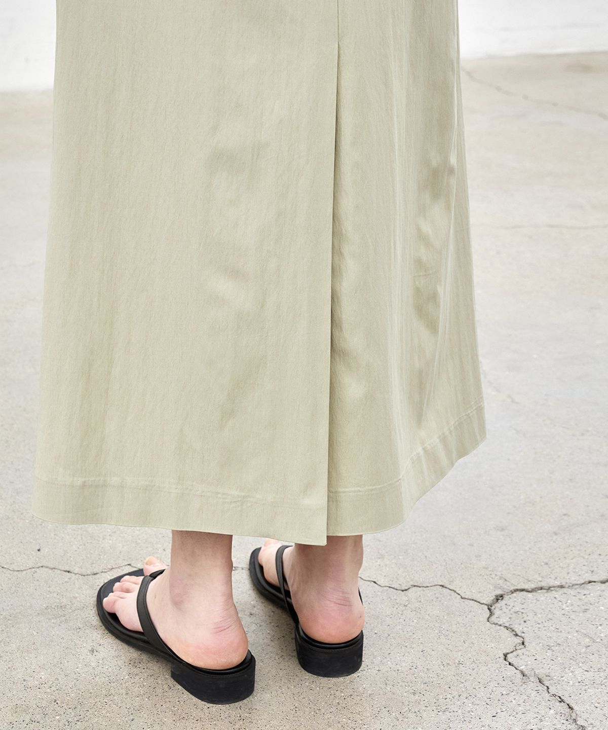 노티아(NOTIA) DEEP SLIT LONG SKIRT - KHAKI