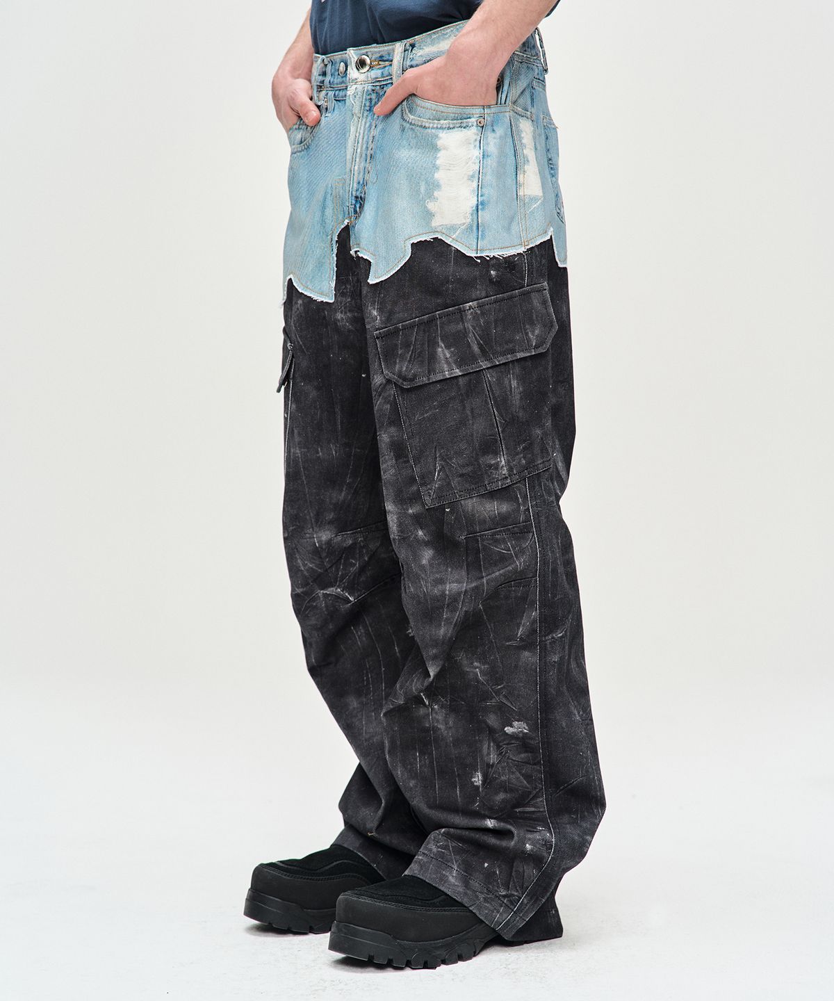 앤더슨벨(ADSB ANDERSSON BELL) 포데님&스크래치 레더 프린티드 카고 팬츠apa703m(DENIM/BLACK)