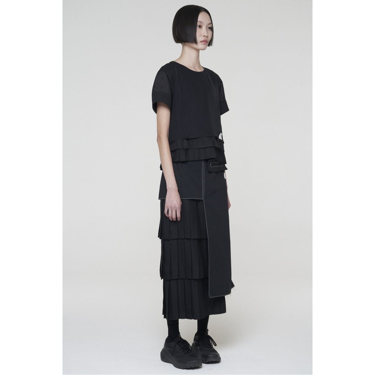 래코드(RECODE) Unbalanced Pleated Skirt_RQKAM24532BKX