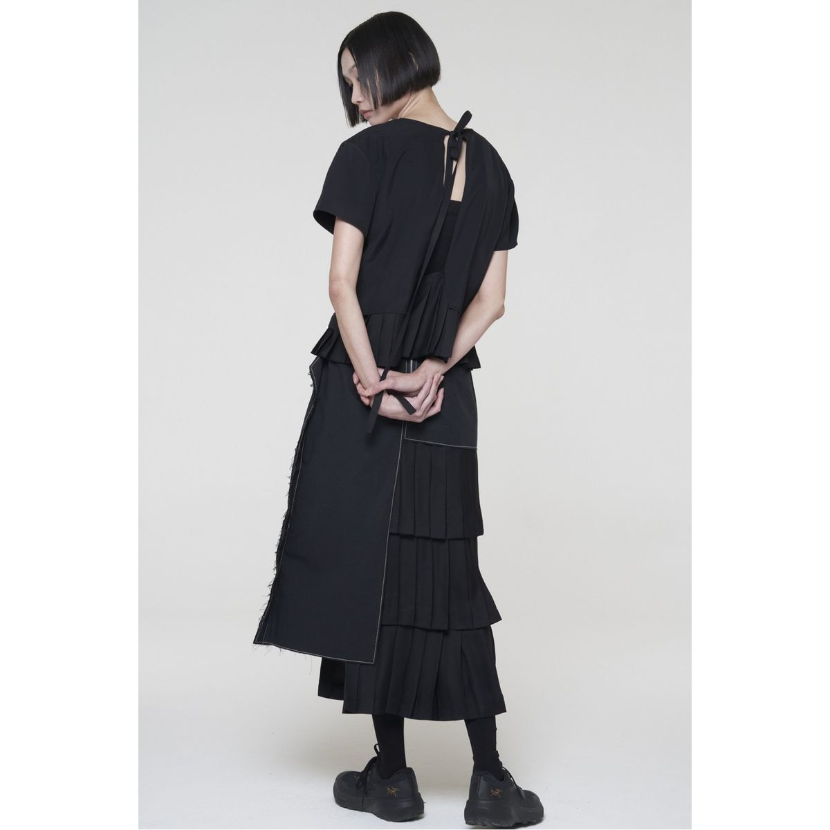 래코드(RECODE) Unbalanced Pleated Skirt_RQKAM24532BKX