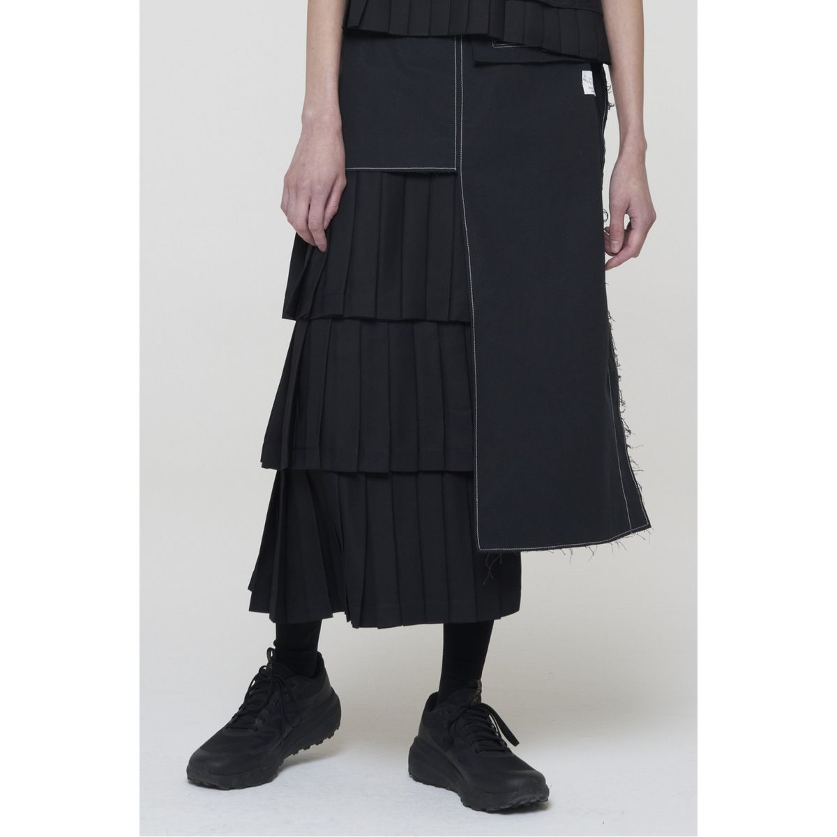 래코드(RECODE) Unbalanced Pleated Skirt_RQKAM24532BKX