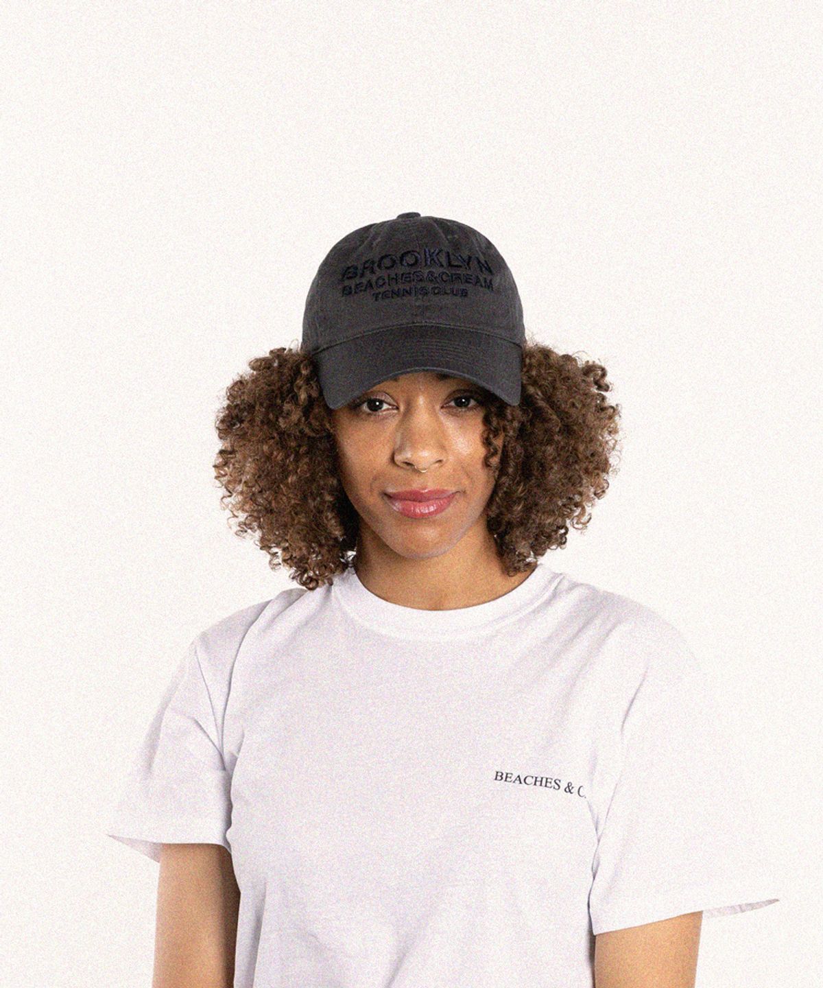 비치스앤크림(BEACHESANDCREAM) BROOKLYN TENNIS CLUB BALL CAP-CHARCOAL