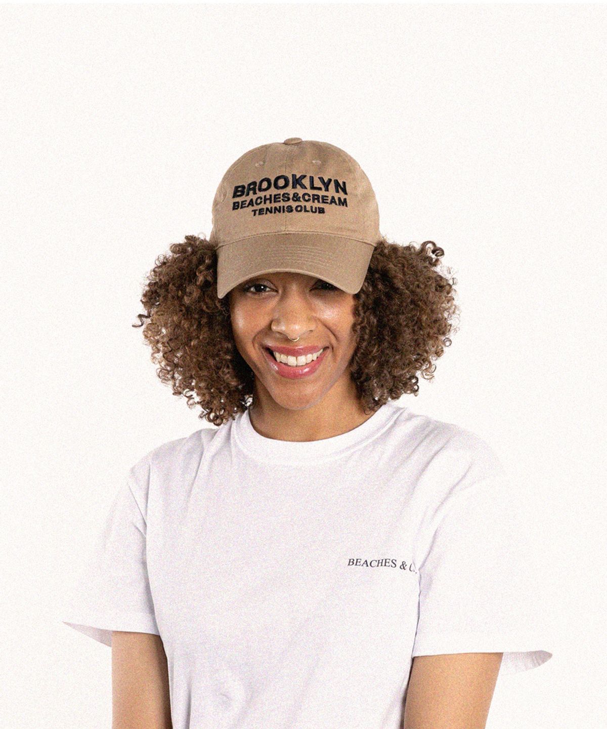 비치스앤크림(BEACHESANDCREAM) BROOKLYN TENNIS CLUB BALL CAP-DARK BEIGE