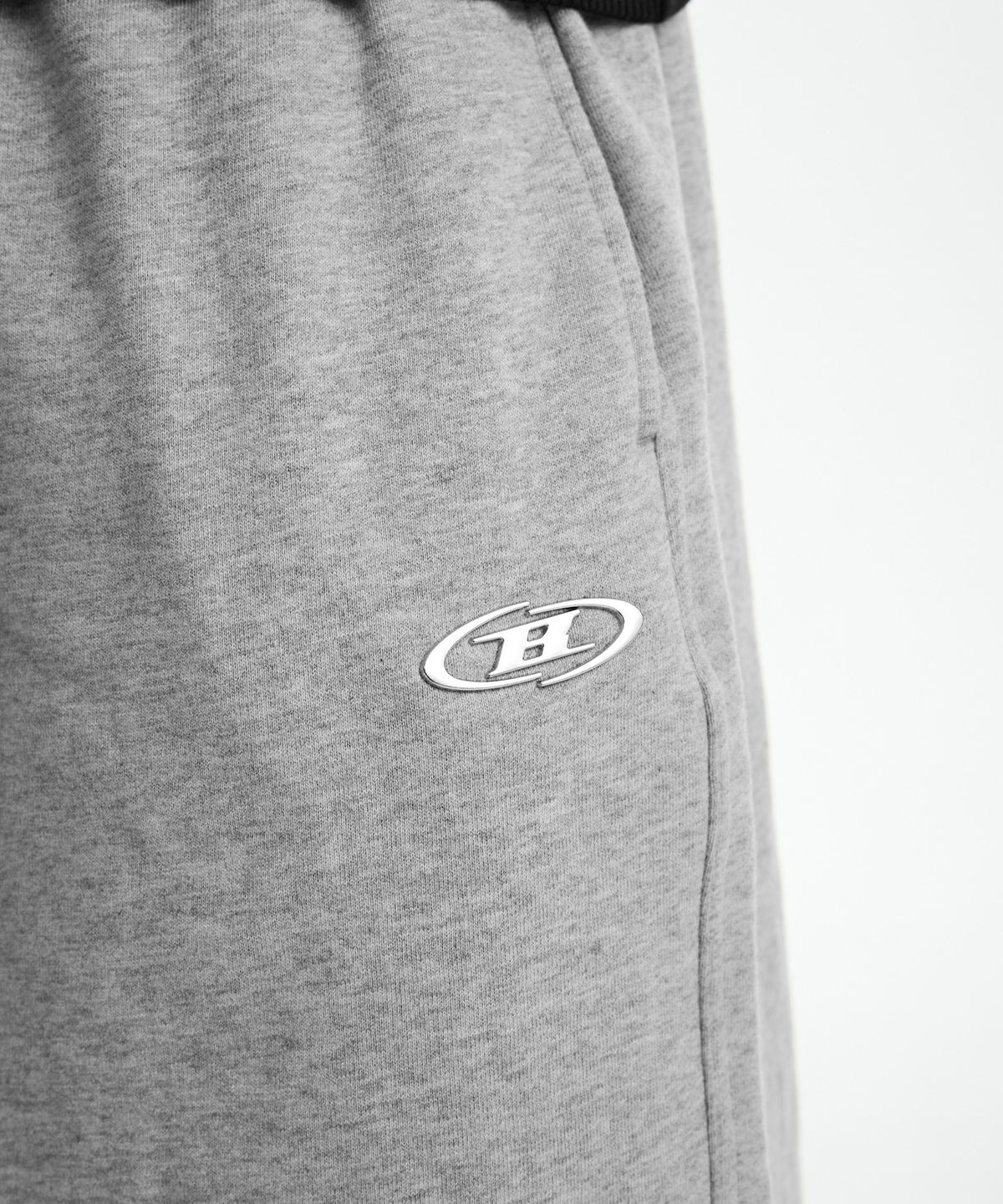 본투윈(BORN TO WIN) CHROME B LOGO HALF PANTS LONG VER [MELANGE GREY]