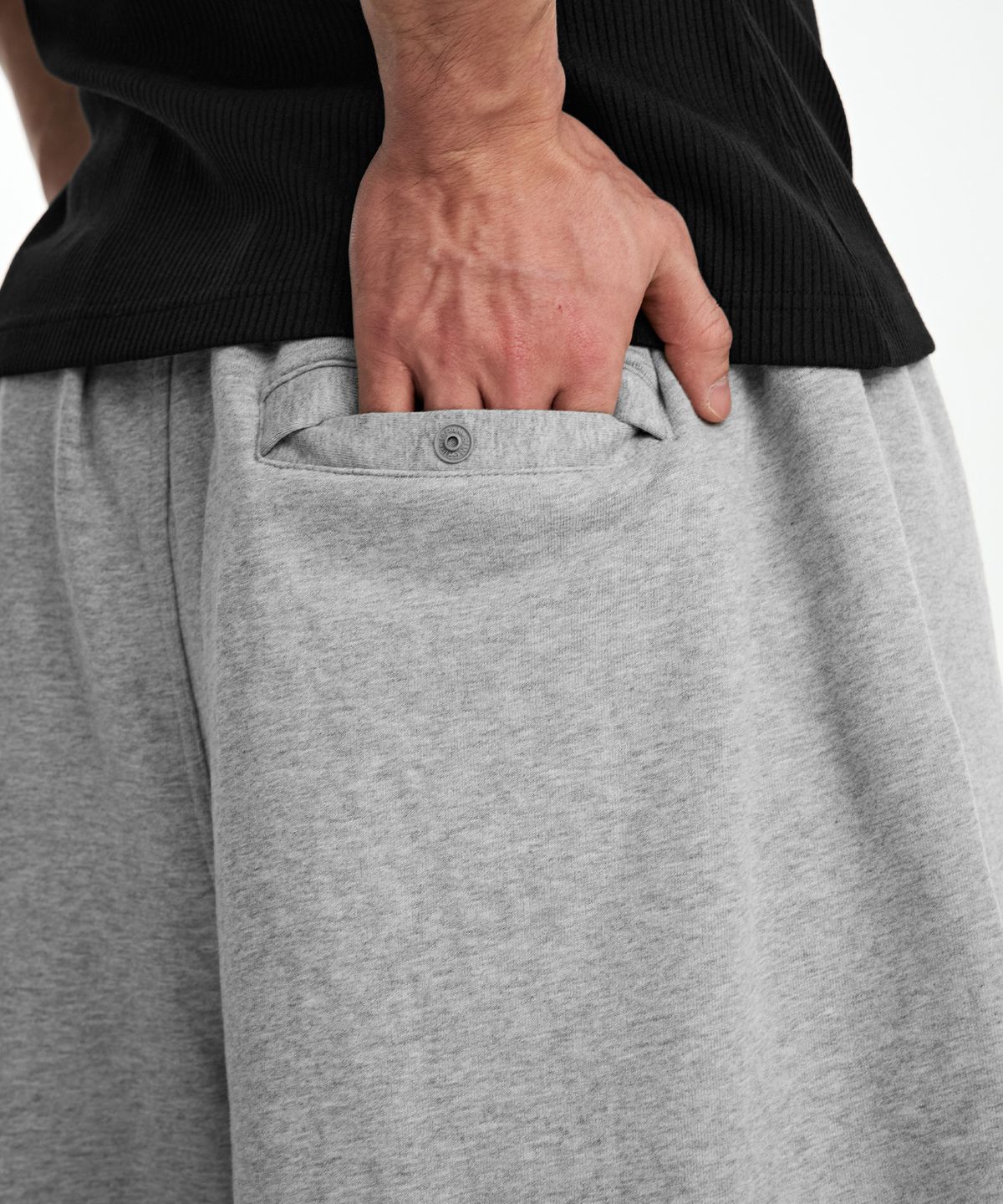 본투윈(BORN TO WIN) CHROME B LOGO HALF PANTS LONG VER [MELANGE GREY]