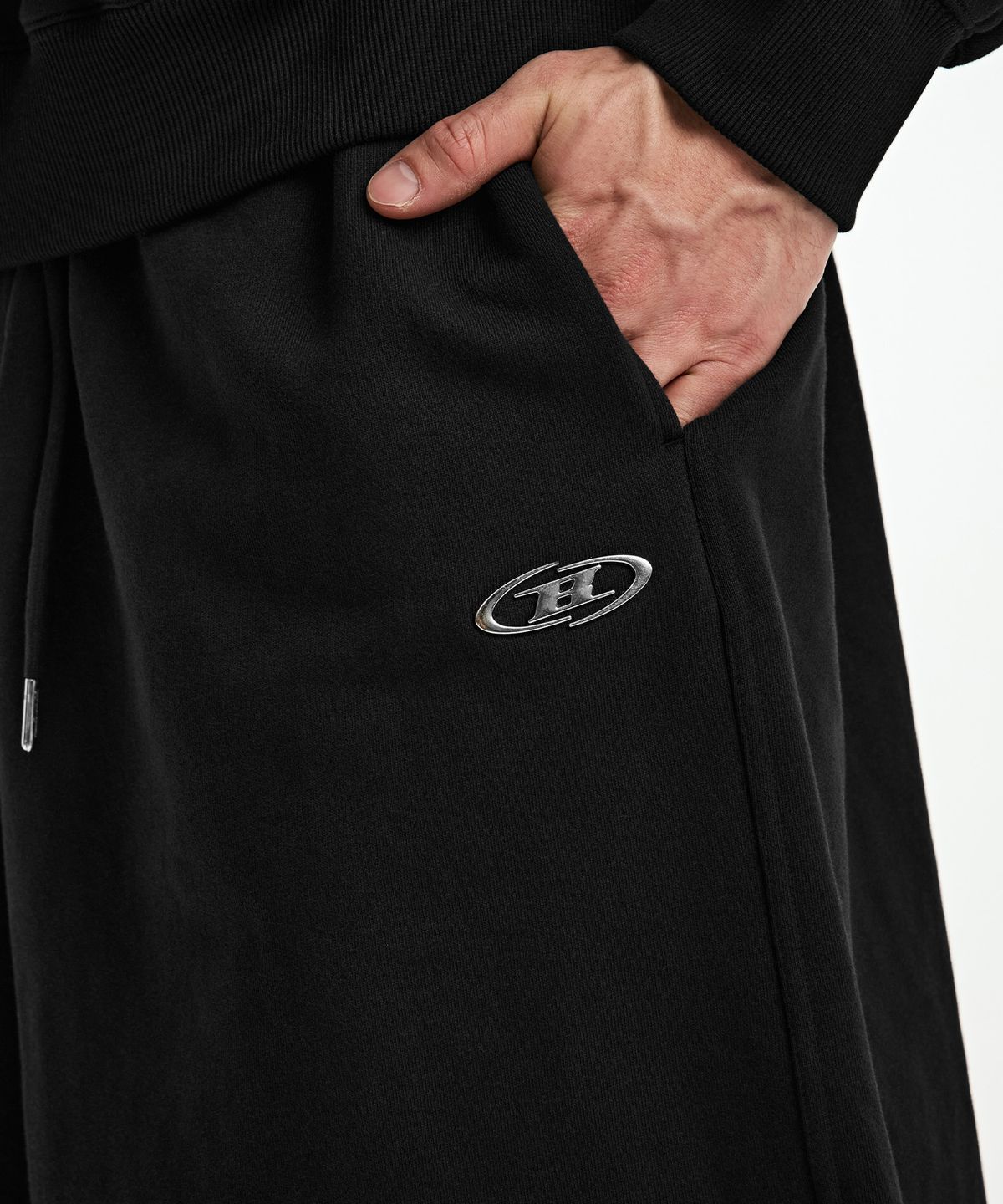 본투윈(BORN TO WIN) CHROME B LOGO HALF PANTS LONG VER [BLACK]