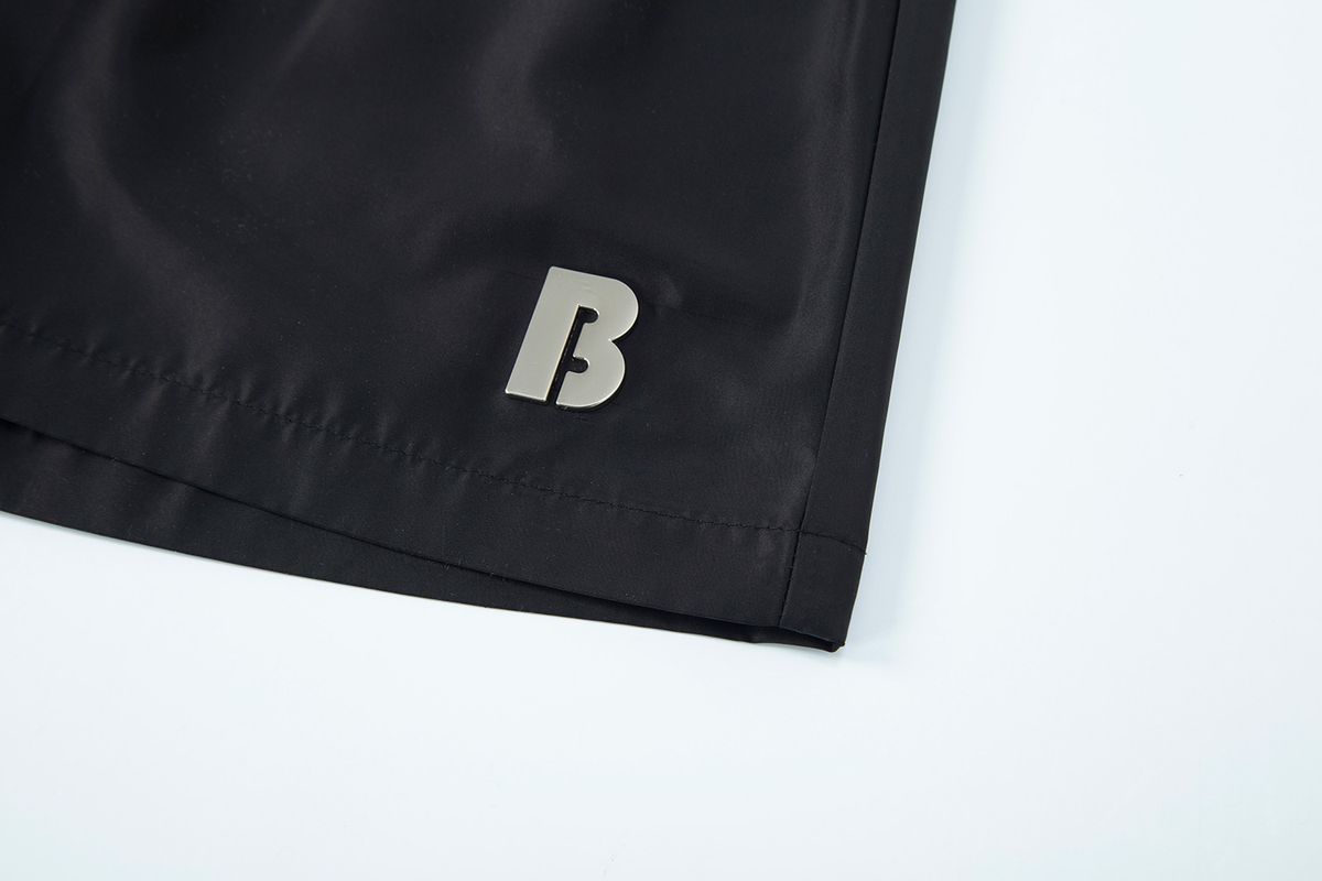 샐러드바구니(SALAD BAGUNI) Glow Emblem Shorts - black