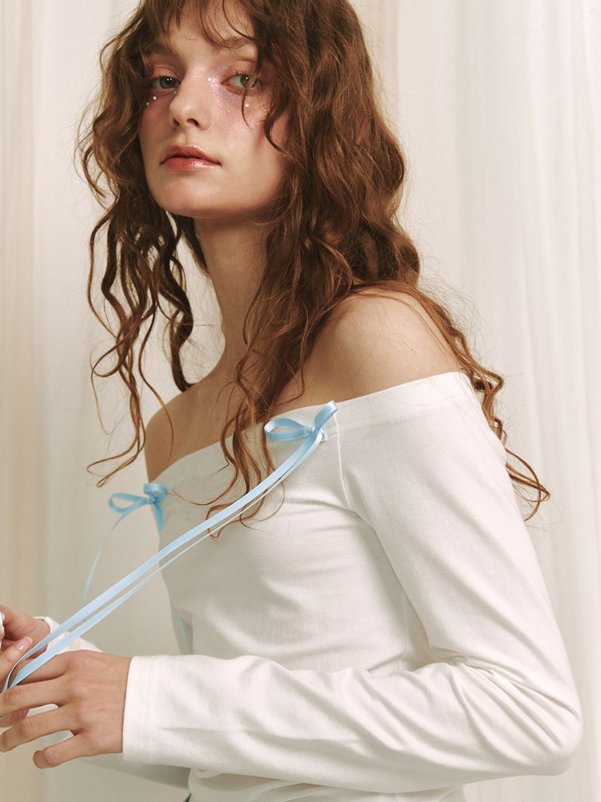 민더리(MEENDERI) RIBBON OFF-SHOULDER TOP - WHITE