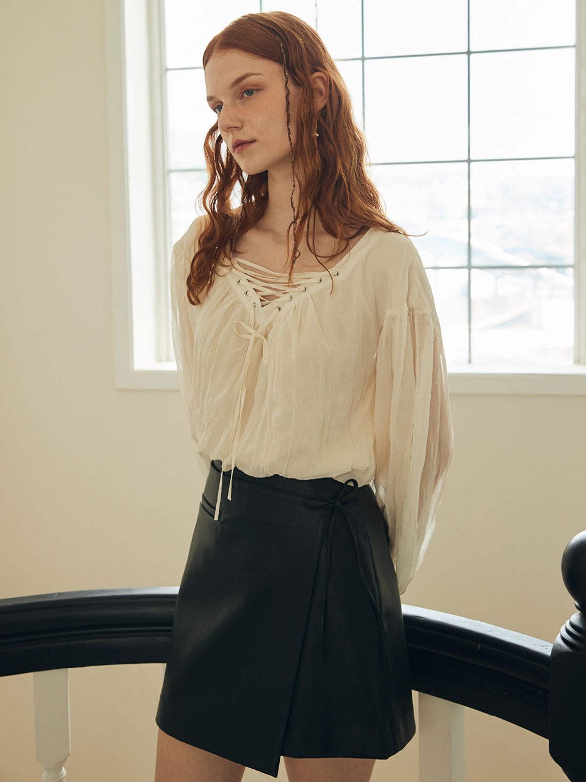 오앨(OUEL) ASYMMETRIC WRAP MINI SKIRT_BLACK